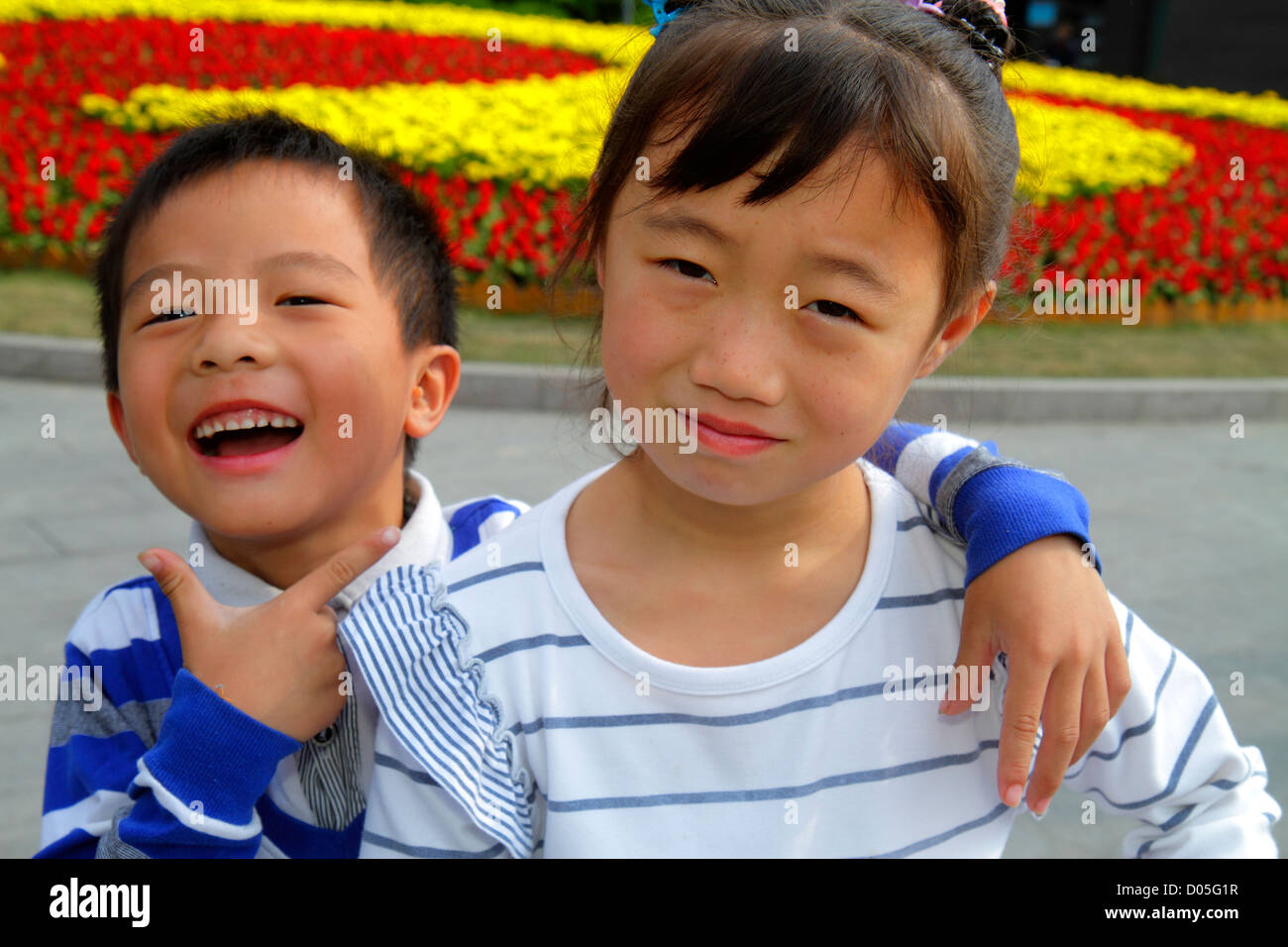 Shanghai Chine, quartier chinois de Huangpu, le Bund, Zhongshan Road, National Day Golden week, Asian girl girls, jeune, femme enfants soeur, garçon bo Banque D'Images