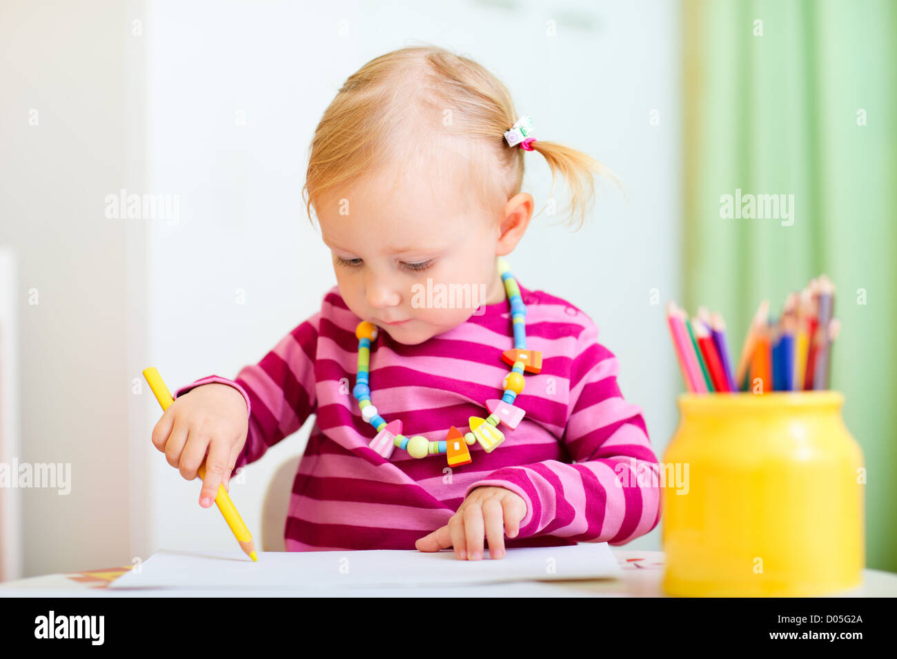 Bébé fille avec des crayons à colorier Banque D'Images