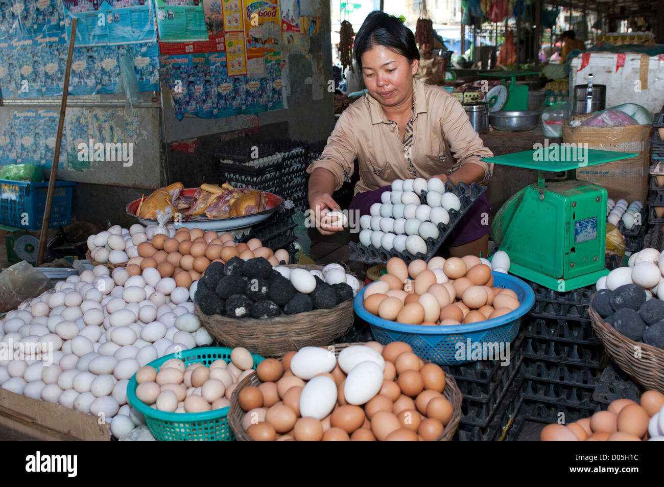 Jeune femme khmère la vente des oeufs au marché local, Battambang, Cambodge Banque D'Images