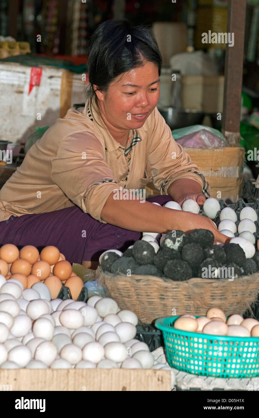 Jeune femme khmère la vente des oeufs au marché local, Battambang, Cambodge Banque D'Images
