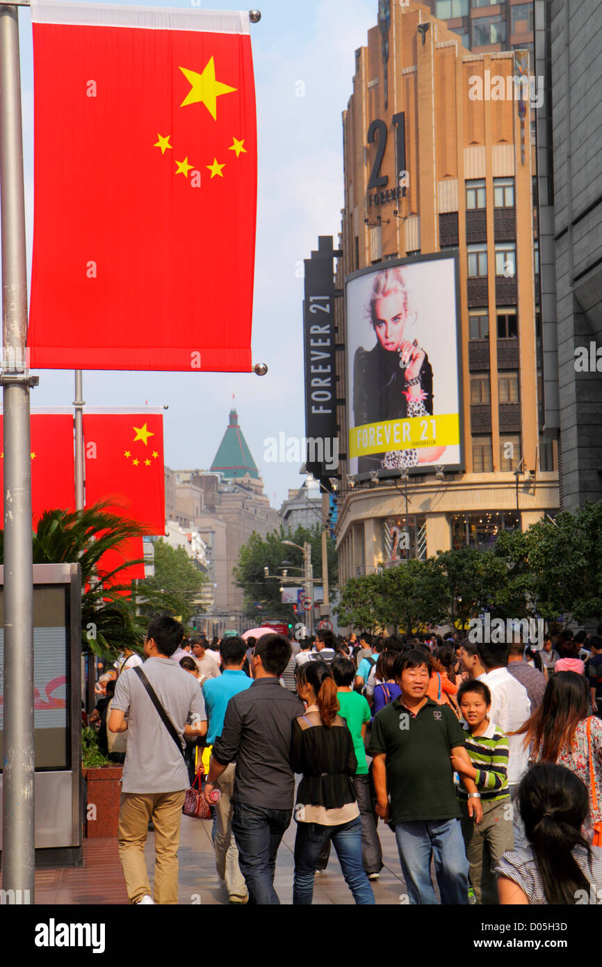 Shanghai Chine, quartier chinois de Huangpu, East Nanjing Road, National Day Golden week, Asian man hommes, femme femmes, entreprise américaine dans un contexte étranger Banque D'Images