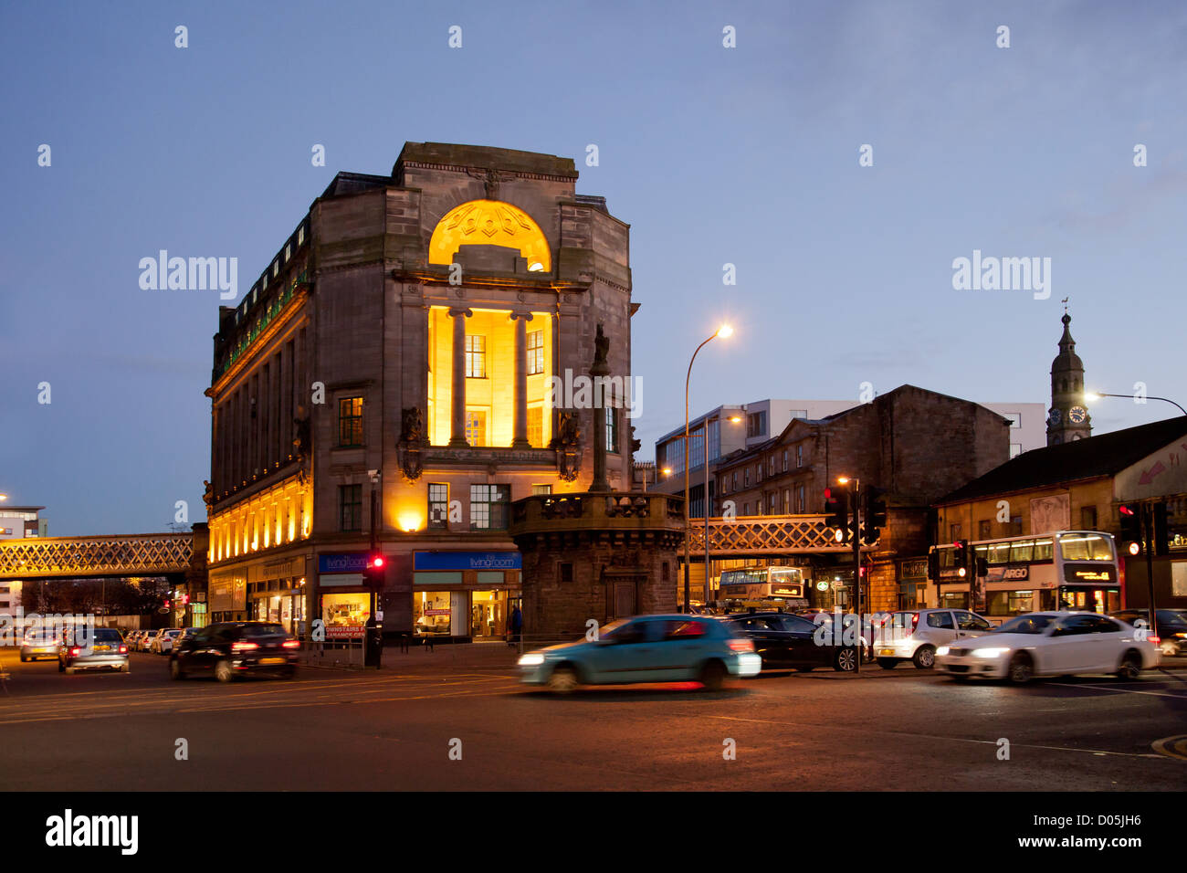 Le trafic de Glasgow Cross au coucher du soleil,avec le Mercat Building (1922) et le Mercat Cross (1929-1930). L'Écosse, au Royaume-Uni. Banque D'Images