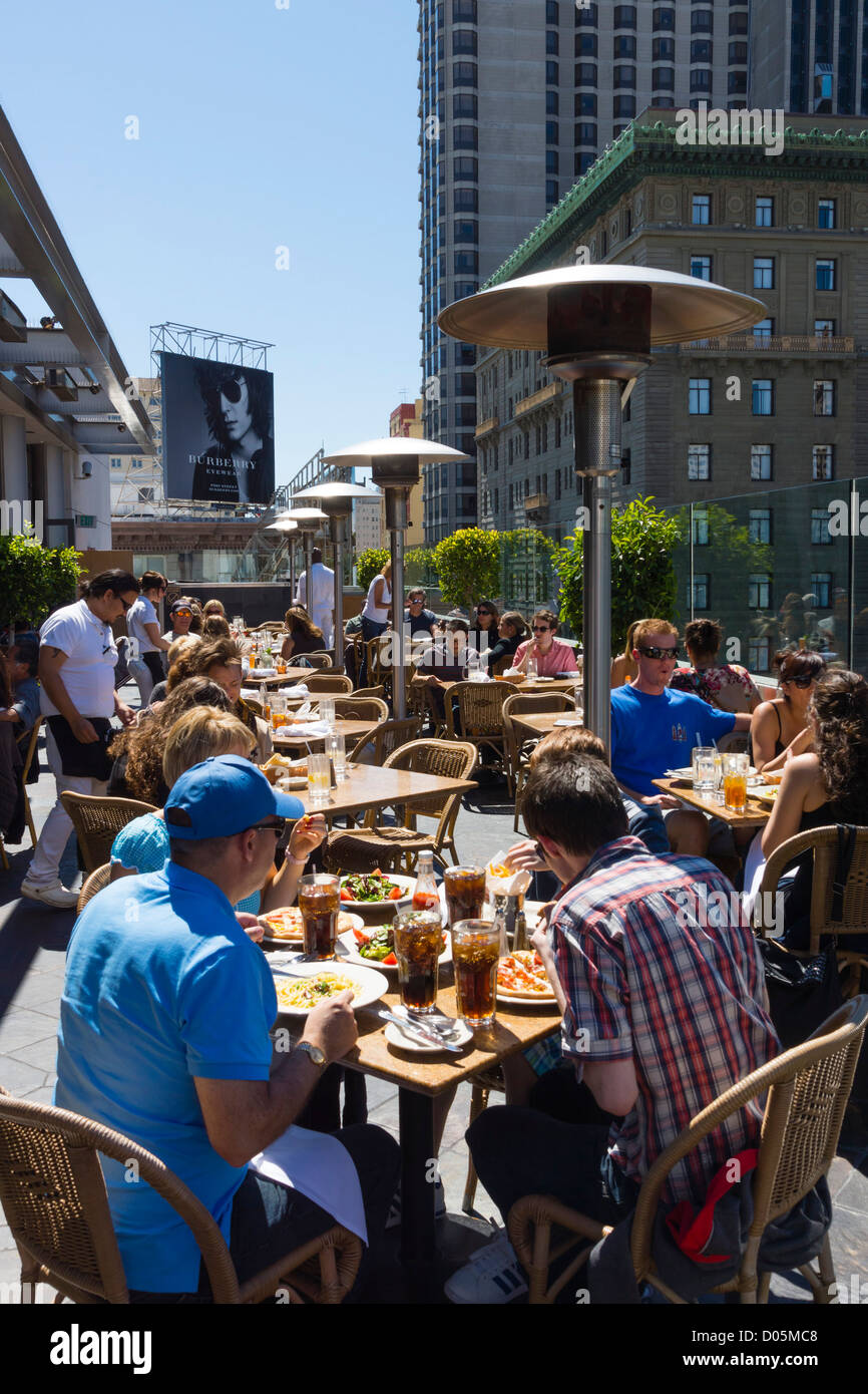 San Francisco - Union Square parc public. Sur le toit terrasse de café Macy's Geary Street. Manger et boire outoors en plein été. Banque D'Images