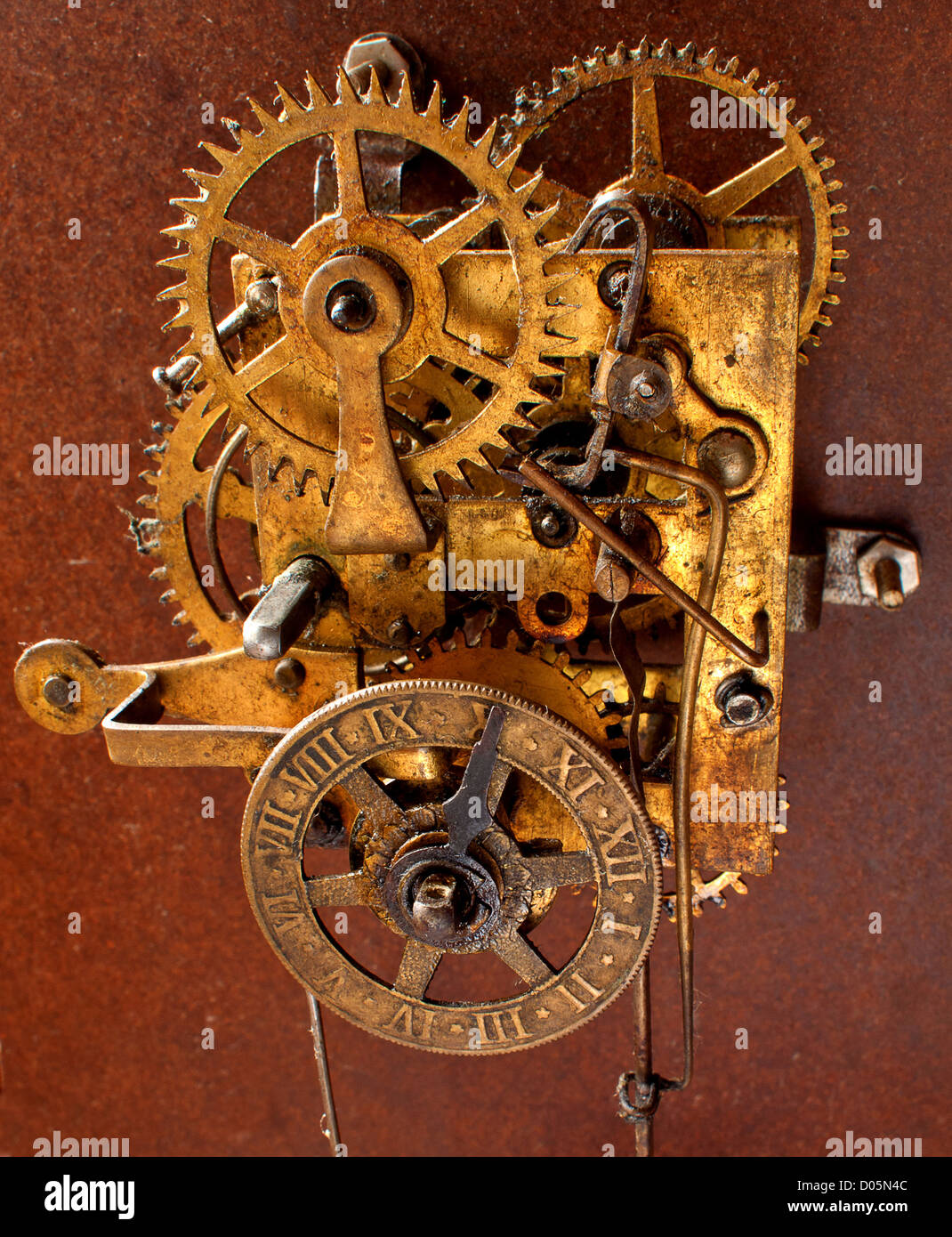 Vieille horloge à pendule fonctionnement avec chiffres romains Banque D'Images