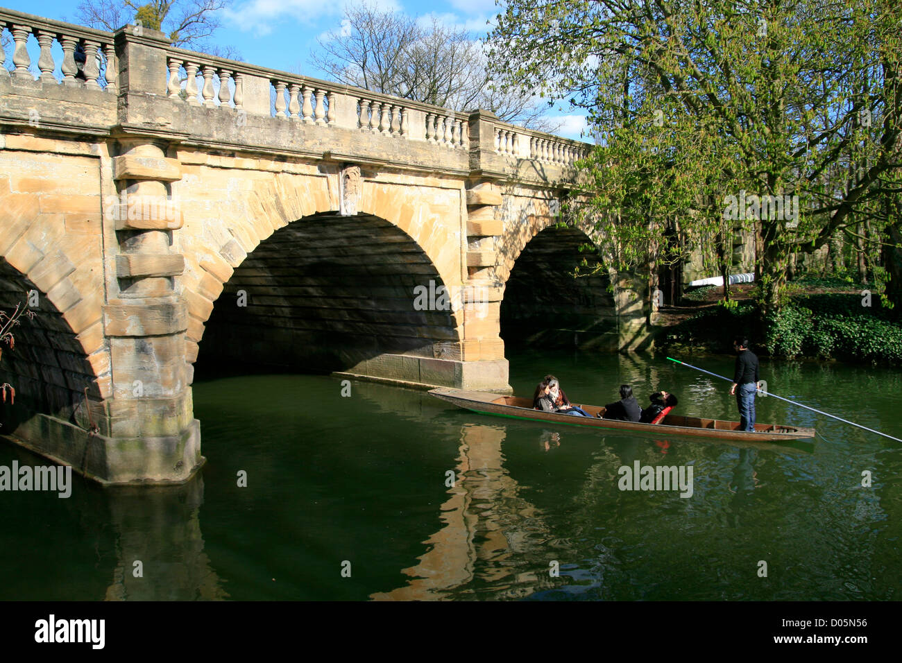 Barque sur la rivière Cherwell Magdalen Bridge Oxford Oxfordshire England UK Banque D'Images