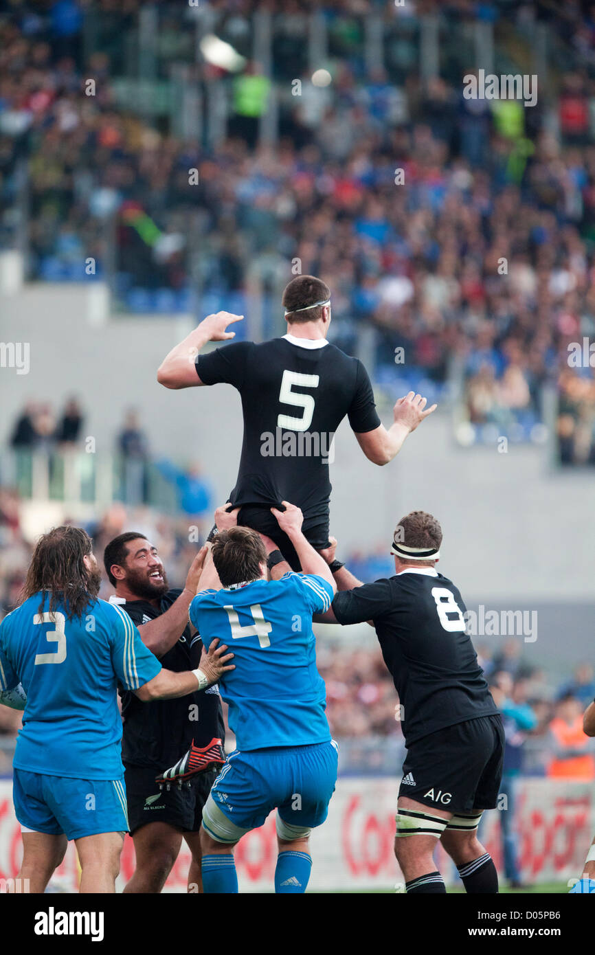 Samedi, 17 novembre 2012. Stade olympique, Rome. L'Italie. International Rugby test match avec l'Italie contre la Nouvelle-Zélande. La nouvelle zelande lock Brodie Retallick est hissé jusqu'à la ligne de jeu Banque D'Images