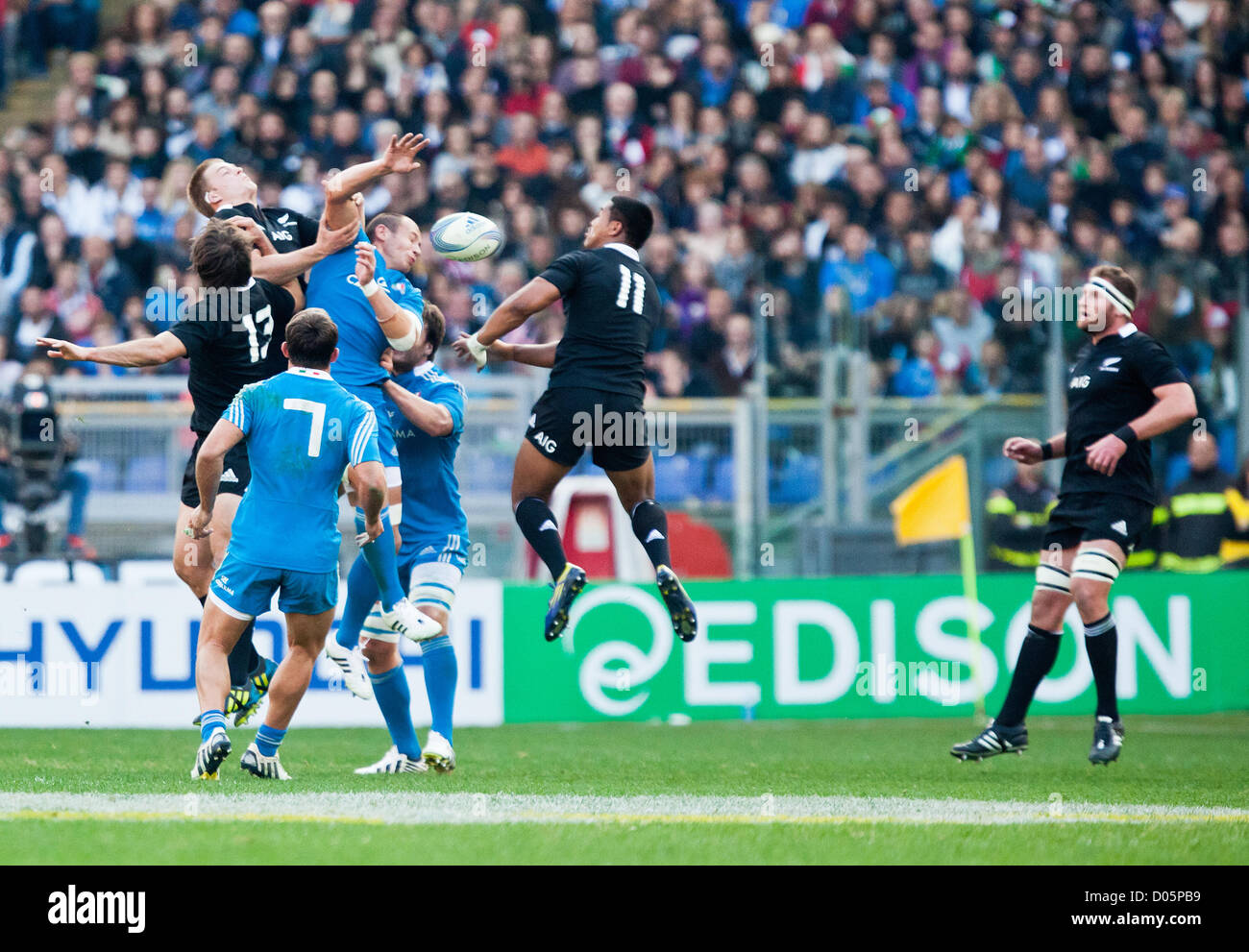 Samedi, 17 novembre 2012. Stade olympique, Rome. L'Italie. International Rugby test match avec l'Italie contre la Nouvelle-Zélande. Le capitaine italien Sergio Parisse et Julian Savea néo-zélandais de prendre à l'air pour attraper la balle. Banque D'Images