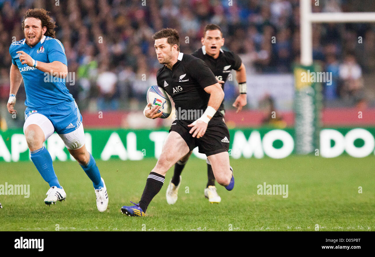 Samedi, 17 novembre 2012. Stade olympique, Rome. L'Italie. International Rugby test match avec l'Italie contre la Nouvelle-Zélande. L'ensemble de l'aile noire Cory Jane amène le ballon chassé par l'Italie, Mauro Begamasco et concitoyens tout noir Aaron Cruden. Banque D'Images