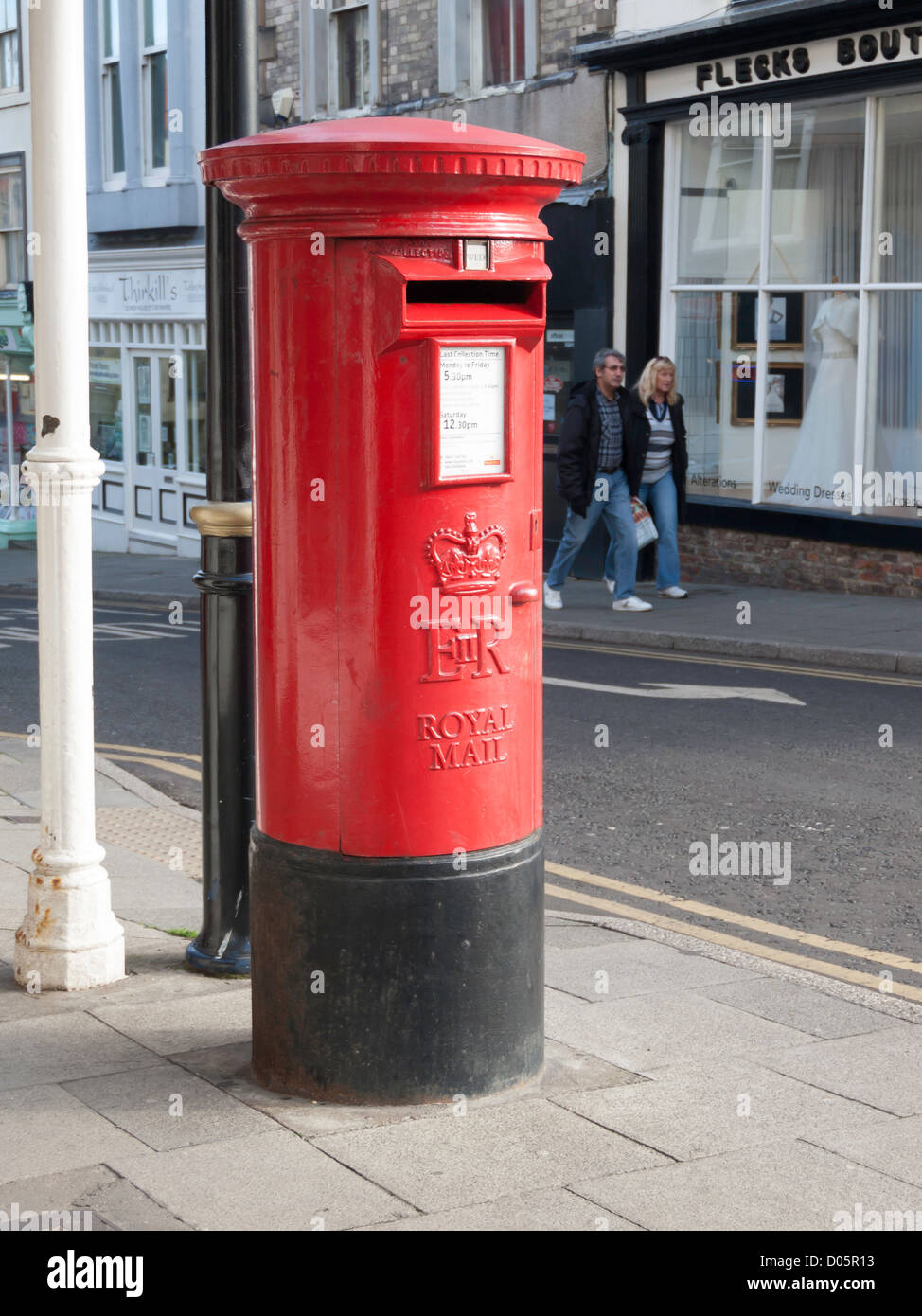 Un traditionnel rouge Royal Mail post box à Whitby, North Yorkshire Banque D'Images