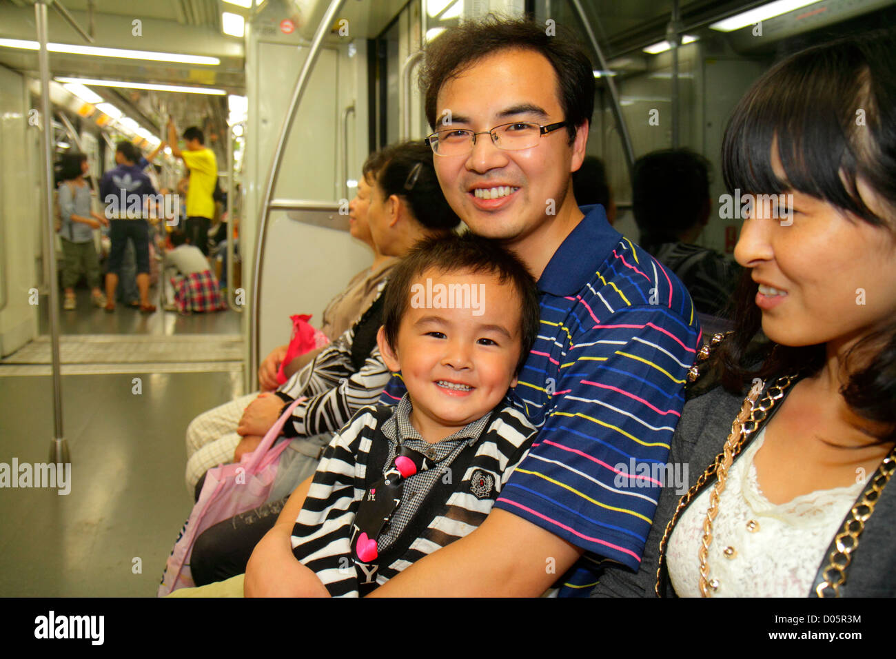 Shanghai Chine,Chinese Yangpu District,Tongji University Metro Station,métro,train,train,Lavender Line 10,femme asiatique femmes,mère,parent,pare Banque D'Images Shanghai Chine,Chinese Yangpu District,Tongji University Metro Station,métro,train,train,Lavender Line 10,femme asiatique femmes,mère,parent,pare Banque D'Images