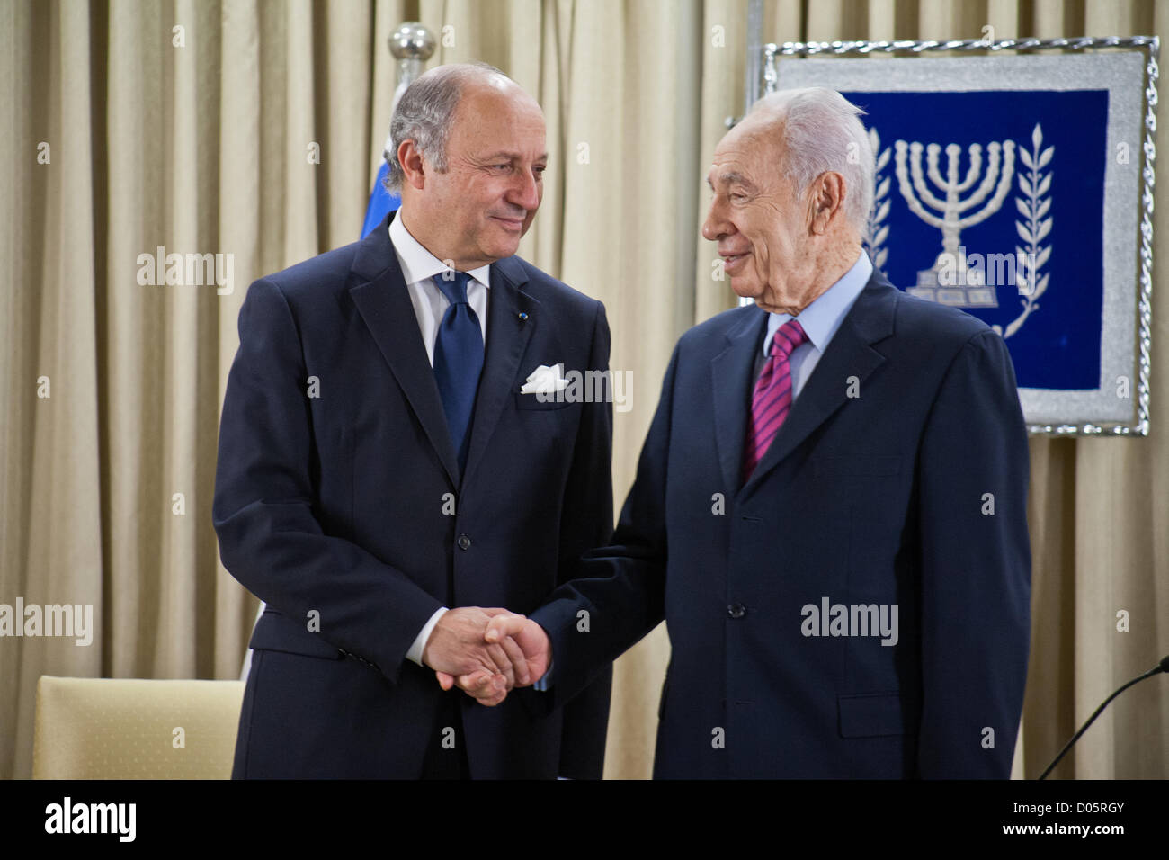 Le président israélien Shimon Peres et le ministre français des Affaires étrangères, Laurent Fabius se serrer la main à l'ouverture d'une réunion commune. Jérusalem, Israël. 18-Nov-2012. Le président israélien Shimon Peres rencontre le ministre français des Affaires étrangères, Laurent Fabius, qui est en visite dans la région pour des réunions avec les dirigeants d'Israël et l'Autorité palestinienne à la lumière de la guerre à Gaza. Banque D'Images