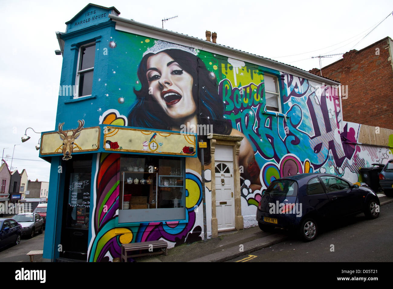 Art urbain Graffiti/image d'une reine de beauté peint sur le côté d'une maison et d'atelier à Bedminster, Bristol Banque D'Images
