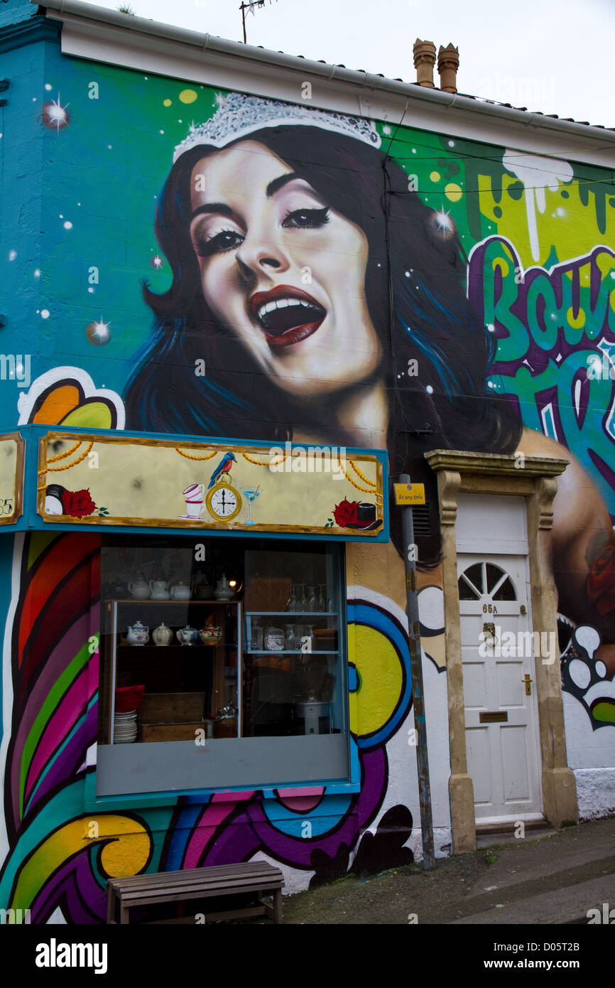 Art urbain Graffiti/image d'une reine de beauté peint sur le côté d'une maison et d'atelier à Bedminster, Bristol Banque D'Images