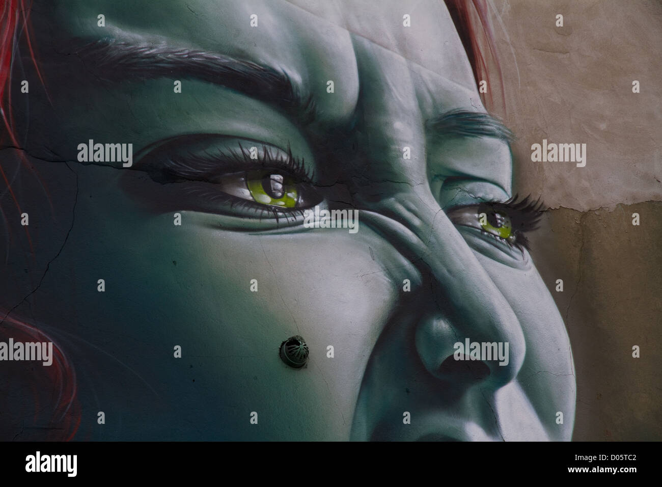 Détail d'un morceau de graffiti/art urbain d'un visage de femme ricanant à Bedminster, Bristol Banque D'Images