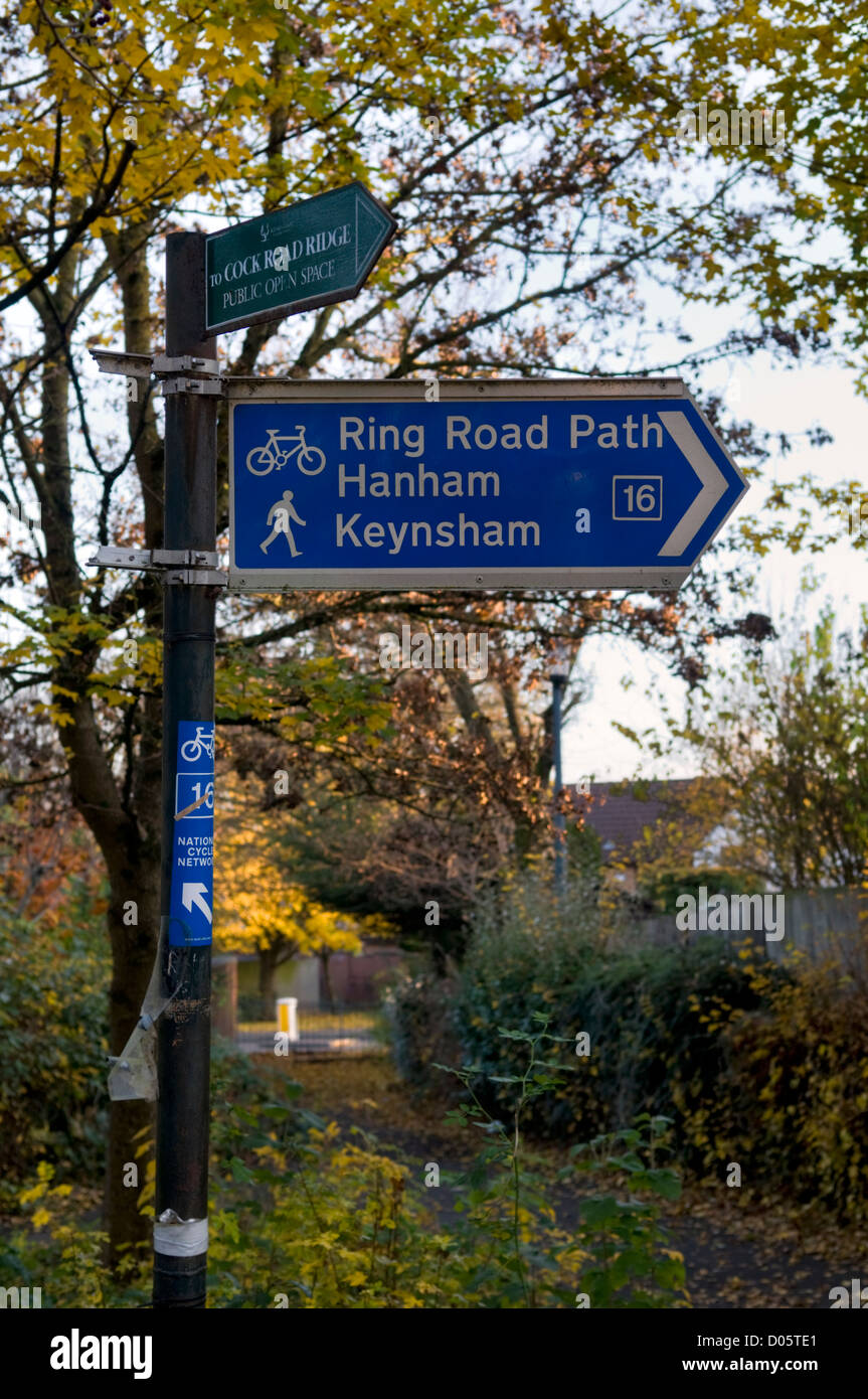 Itinéraire cyclable de signer à Hanham et Keynsham en Bristol, aux couleurs de l'automne derrière Banque D'Images
