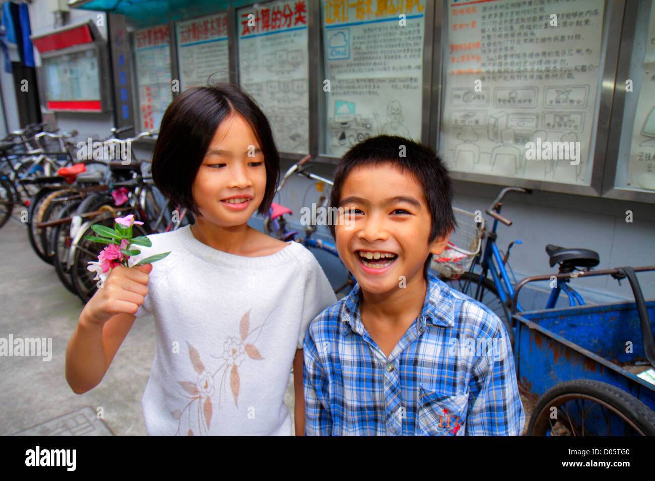 Shanghai China,Chinese Luwan District,Xintiandi,Fuxing Middle Road,Huai hai Community,Mandarin,hanzi,personnages,symboles,Asian girl girl,femme Kid ki Banque D'Images