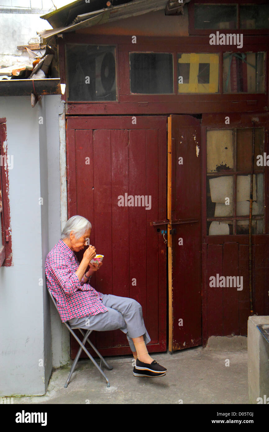 Shanghai Chine,Chinois Luwan District,Xintiandi,Fuxing Middle Road,Huai hai Communauté,femme asiatique femmes,senior citoyens âgés,assis Banque D'Images