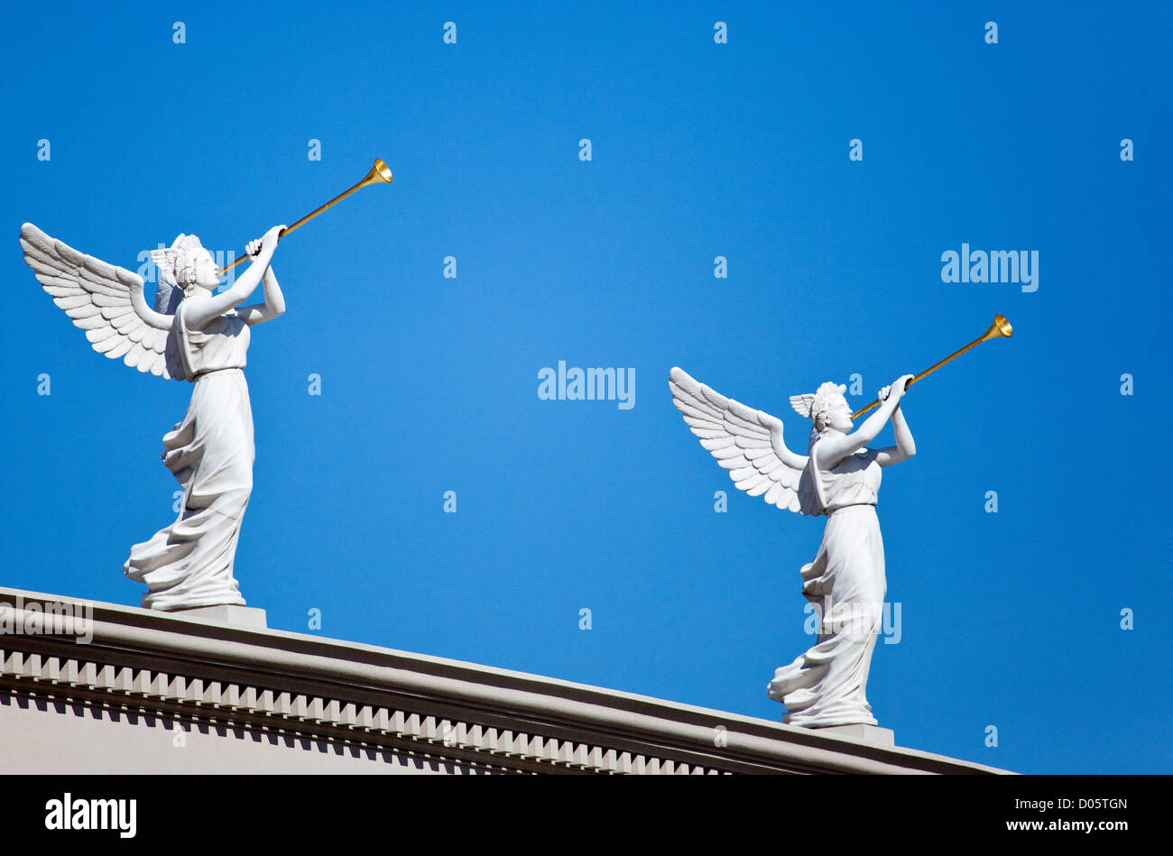 Statue de deux anges soufflant de la trompette Photo Stock Alamy