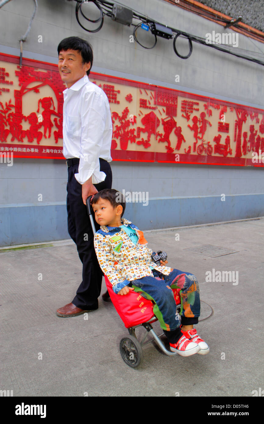 Shanghai Chine,Asie,Chinois,Oriental,Luwan District,Xintiandi,Fuxing Middle Road,Huai hai Communauté,murale,dépeint comptine rhyme,asiatique asiatique,homme hommes m Banque D'Images