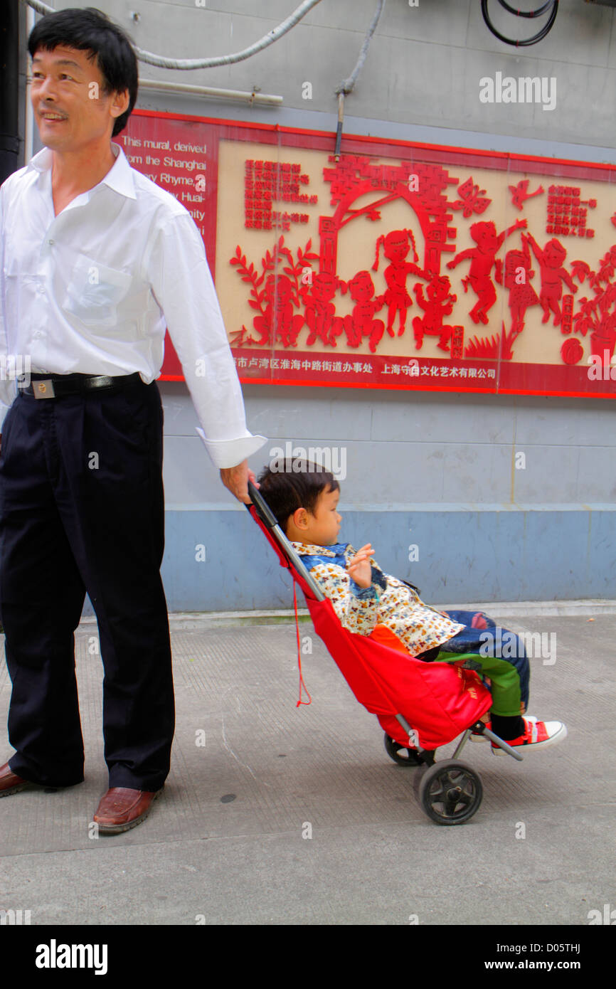 Shanghai Chine,Asie,Chinois,Oriental,Luwan District,Xintiandi,Fuxing Middle Road,Huai hai Communauté,murale,dépeint comptine rhyme,asiatique asiatique,homme hommes m Banque D'Images