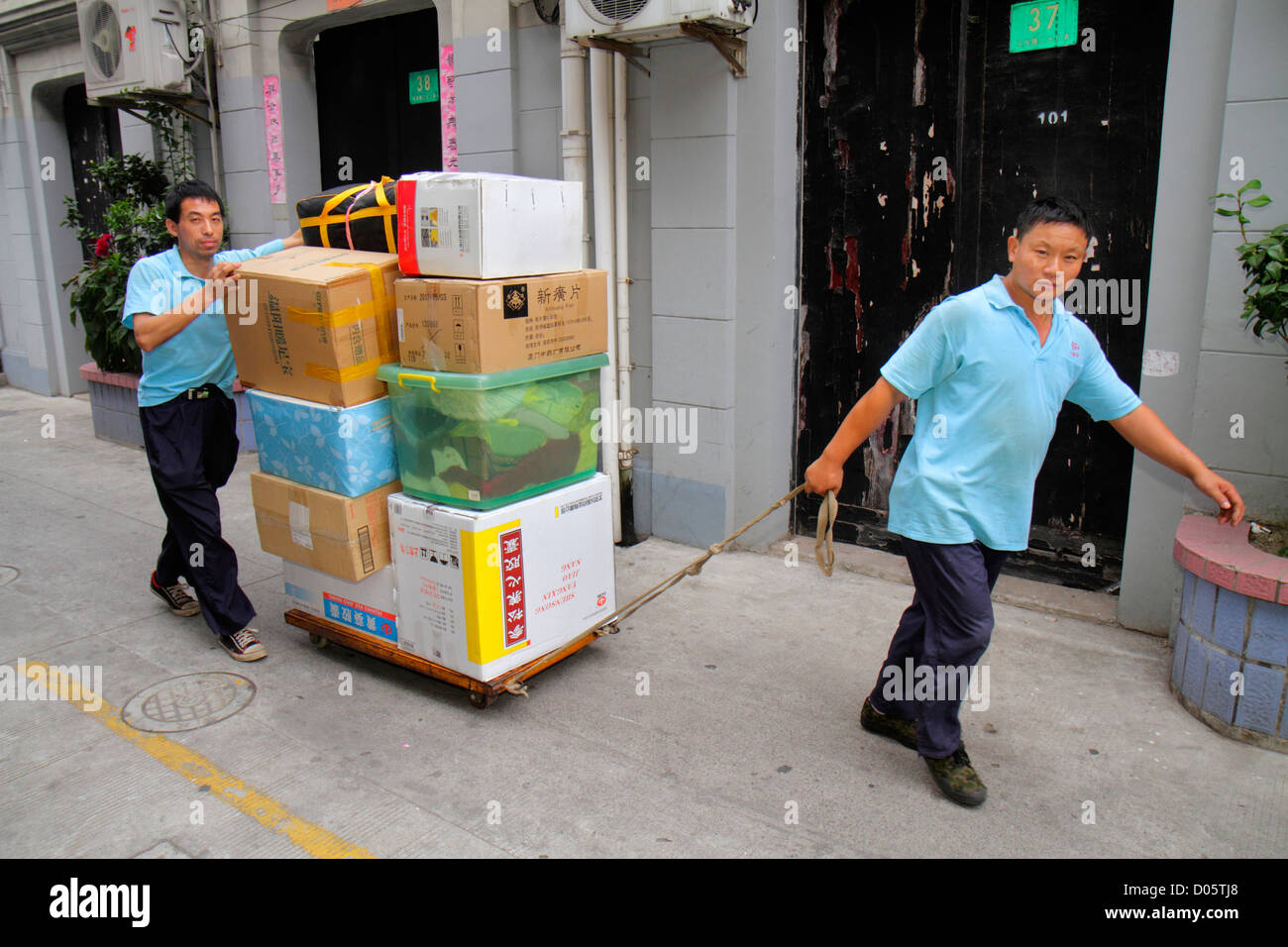 Shanghai Chine,Asie,Chinois,Oriental,Luwan District,Xintiandi,Fuxing Middle Road,Huai hai Community,Asiatiques asiatiques,hommes hommes adultes adultes adultes,déménageurs,roll Banque D'Images