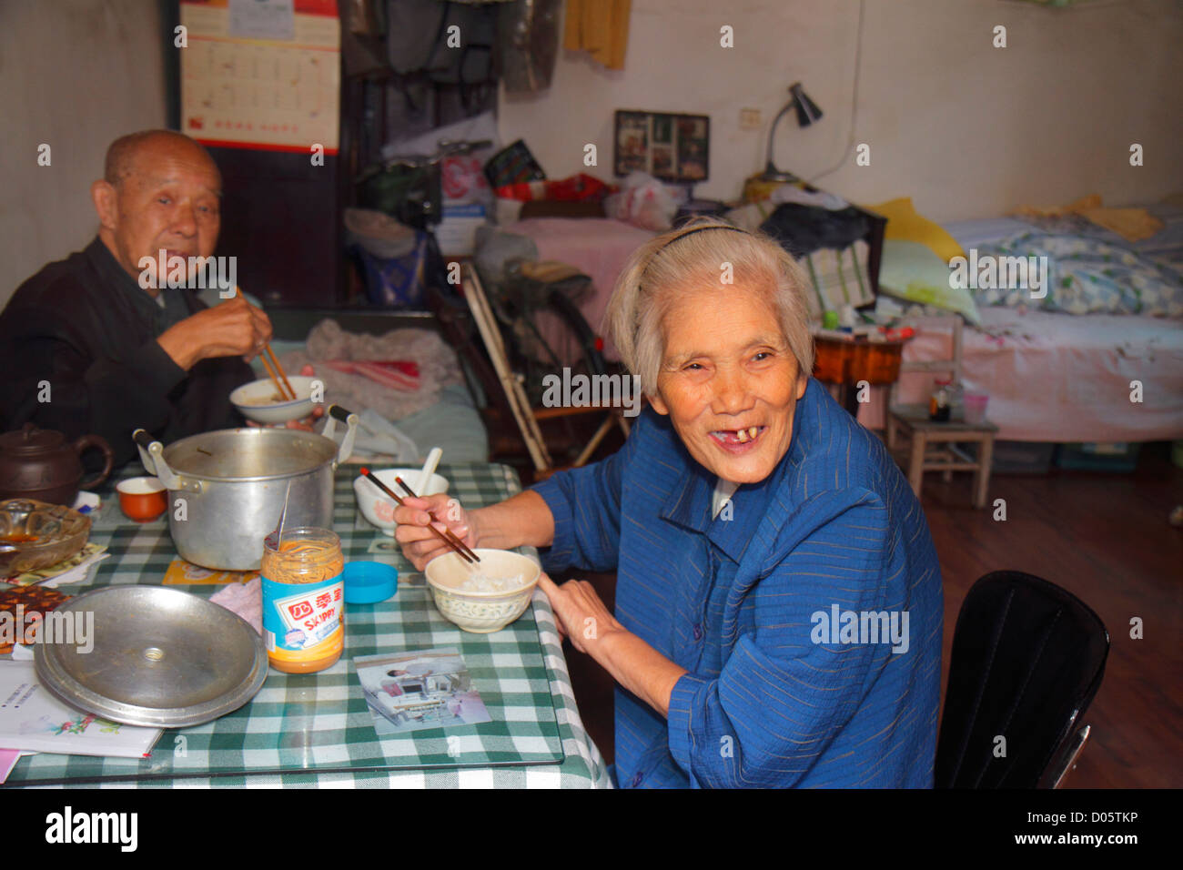 Shanghai Chine,Asie,Chinois,Oriental,Luwan District,Xintiandi,Fuxing Middle Road,Huai hai Communauté,Asiatiques asiatiques,adultes homme hommes,femme femmes Banque D'Images