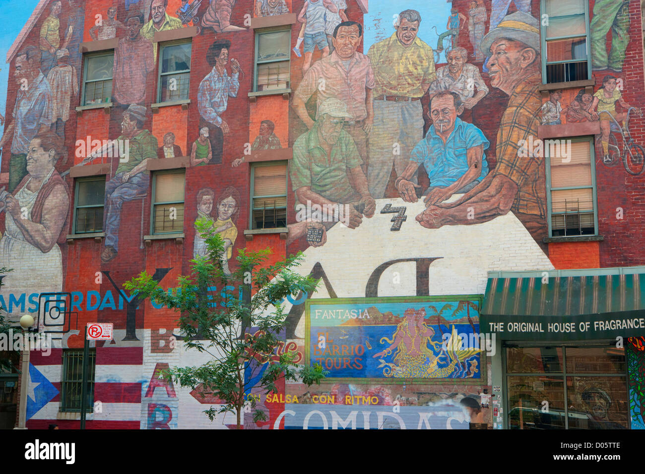 "L'esprit d'East Harlem' commandé par Hope Community, Inc. en 1978, les quatre étages murale a été créée par Hank Prussing et les résidents locaux s'engager dans des activités quotidiennes. Banque D'Images
