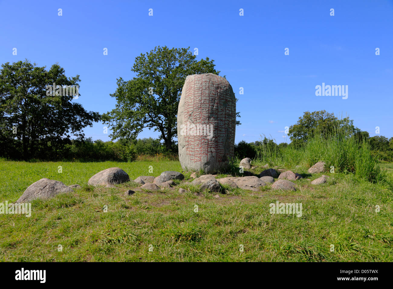 Karlevi pierre runique sur l'île suédoise d'Öland en Mer Baltique avec un ancien verset à propos d'un chef Viking danois. Banque D'Images