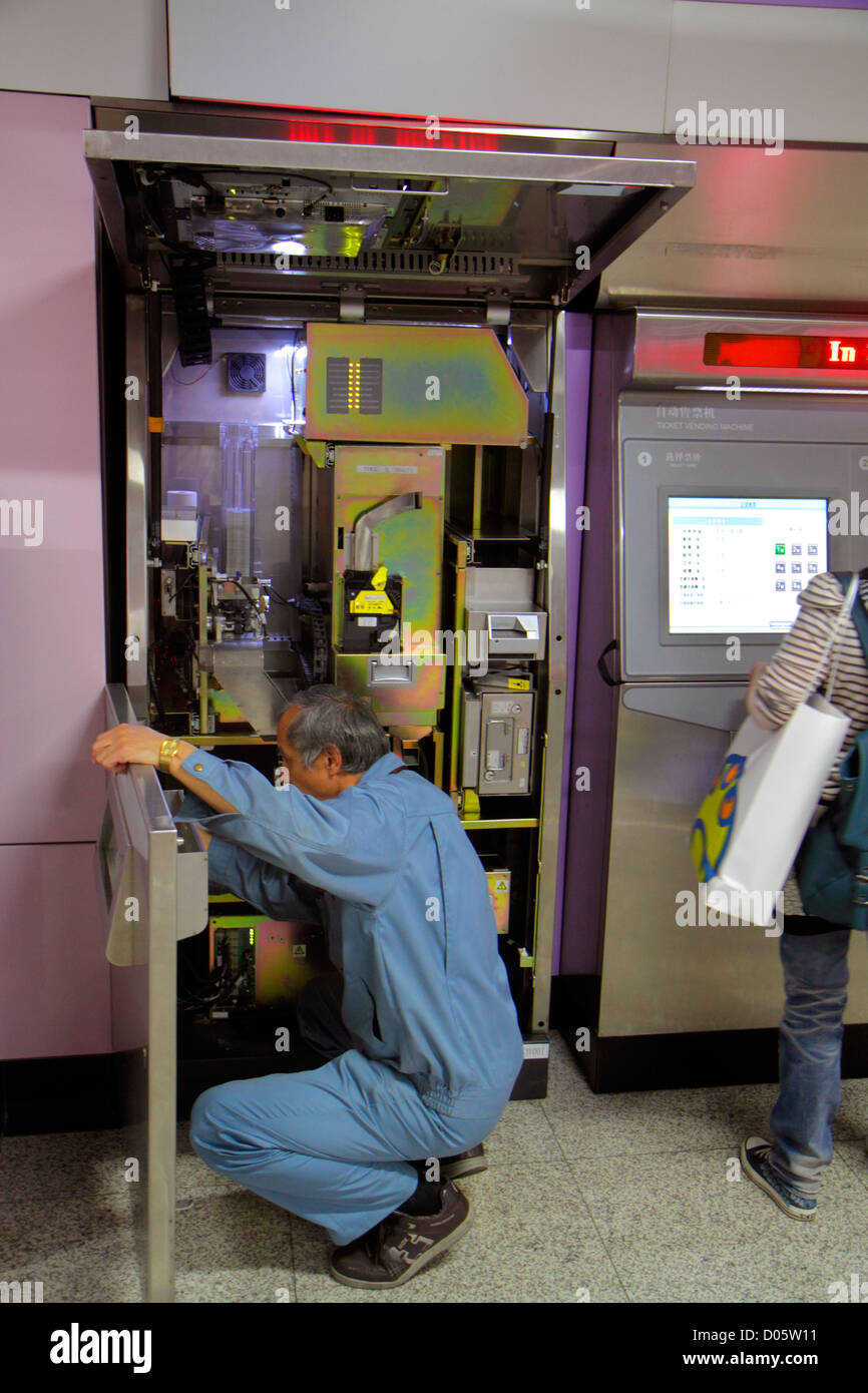 Shanghai China,Chinese Luwan District,Station de métro Xintiandi,métro,train,train,Lavender Line 10,mandarin,hanzi,caractères,symboles,homme asiatique hommes Banque D'Images