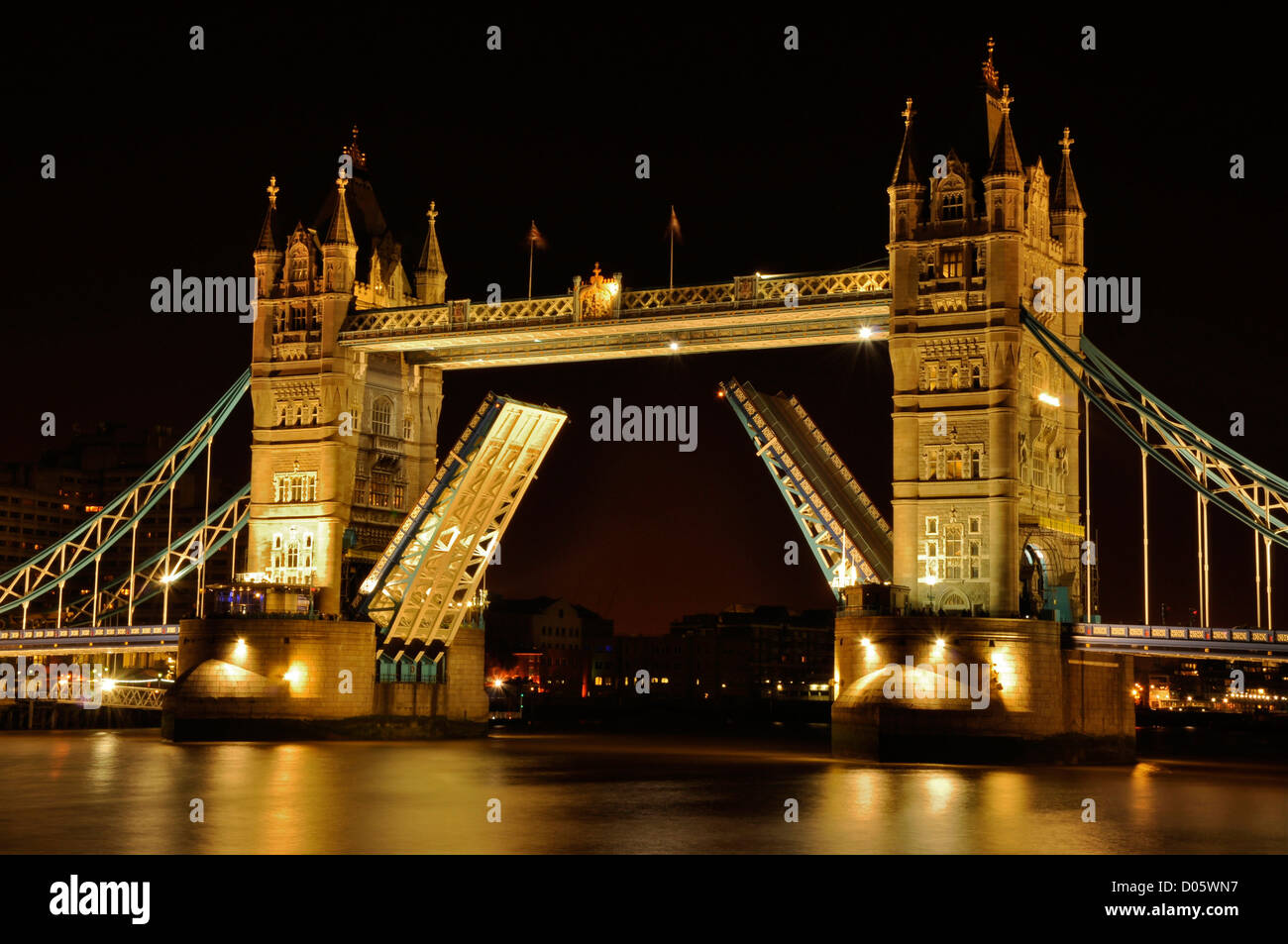 La London Tower Bridge de nuit avec son pont-levis soulevées Banque D'Images