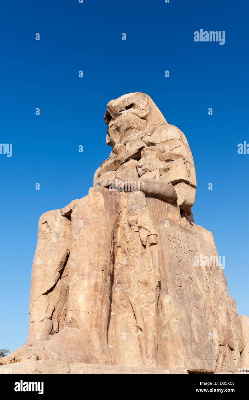 Les colosses de Memnon (appellent les gens comme el-Colossat ou es-Salamat) sont deux énormes statues de pierre du pharaon Aménophis III Banque D'Images