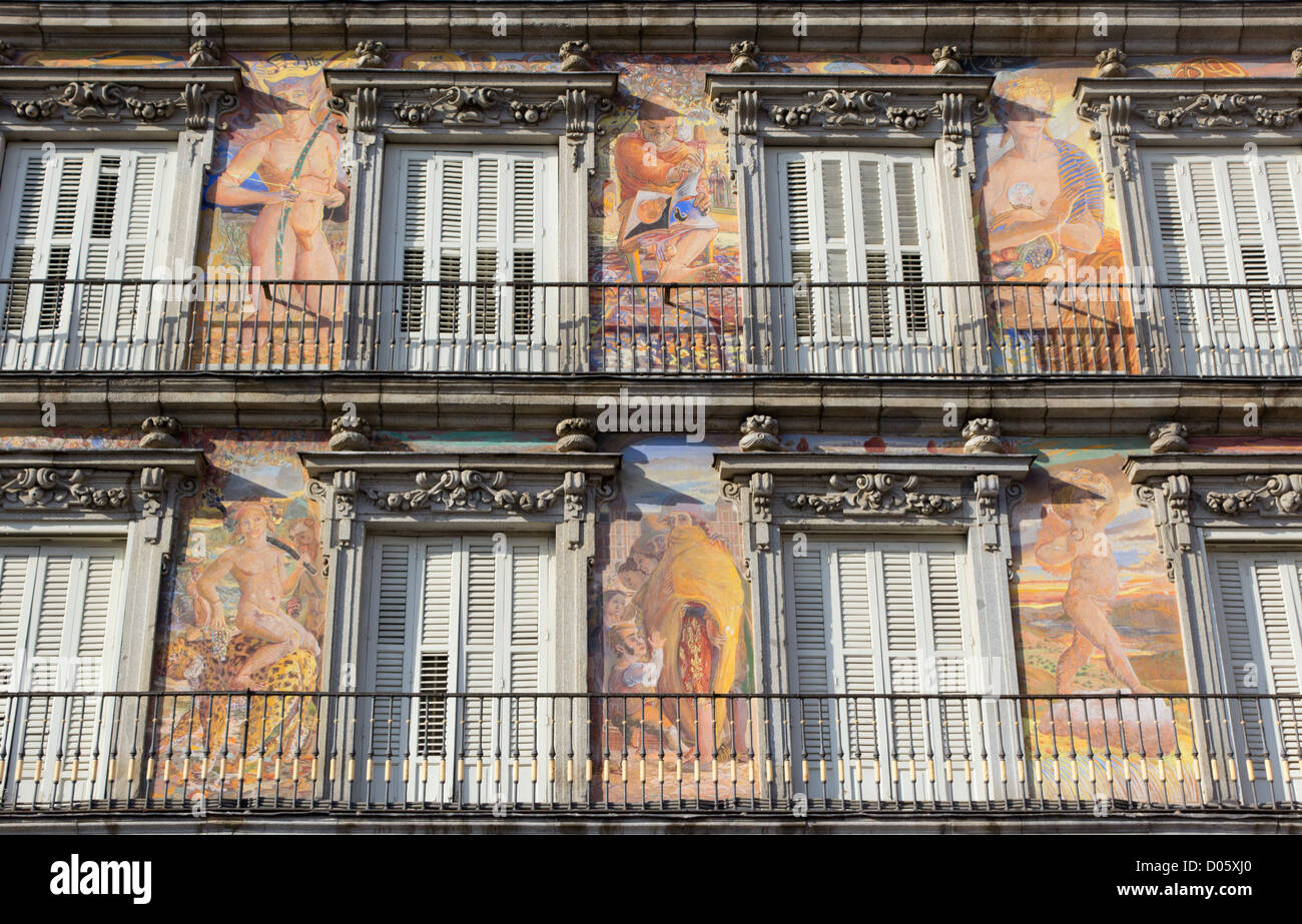 Madrid, Espagne. Plaza Mayor. Détail de peintures murales par Carlos Franco sur la façade. Banque D'Images