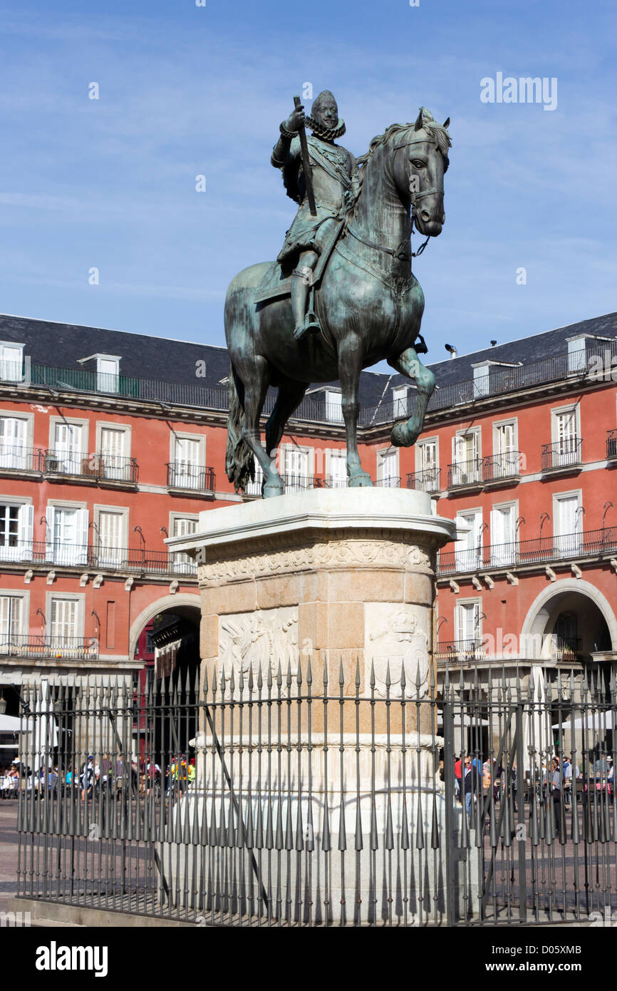 Madrid, Espagne. Statue de Felipe III dans le centre de la Plaza Mayor. Banque D'Images