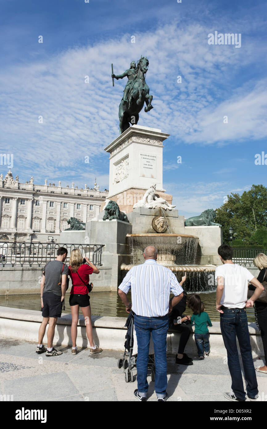 Plaza de Oriente, Madrid, Espagne. Statue équestre de Philippe IV par Pietro Tacca. Banque D'Images