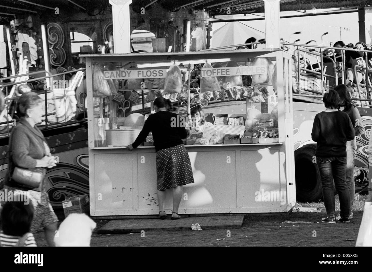 L'un des 25 photos prises en 1977 et 1979 de la fête foraine qui est venu à l'ovale à Hastings la plupart des années. Banque D'Images