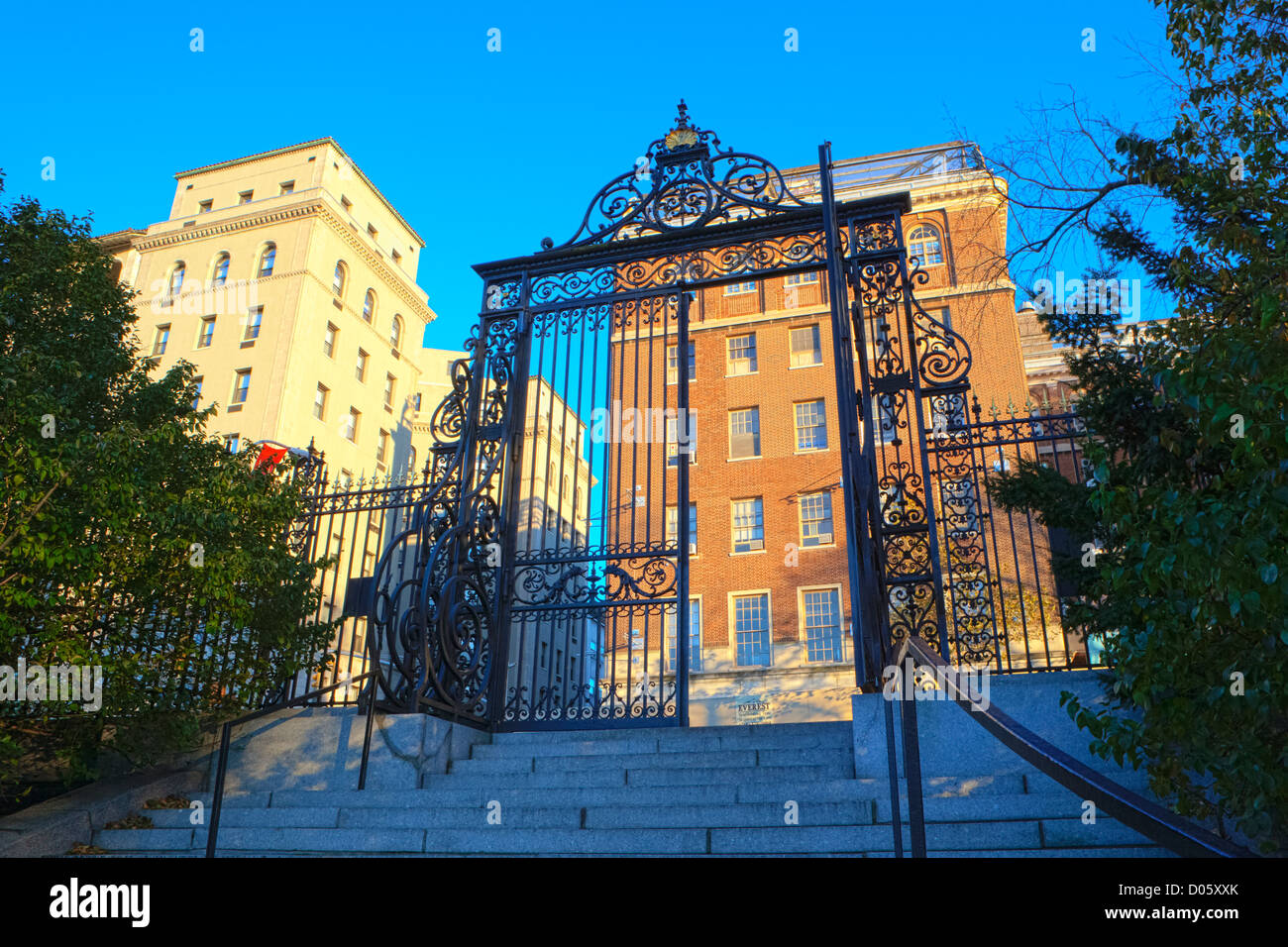 Regardant à travers la porte de la Vanderbilt au Jardin conservatoire de la Cinquième Avenue New York City, New York, USA Banque D'Images