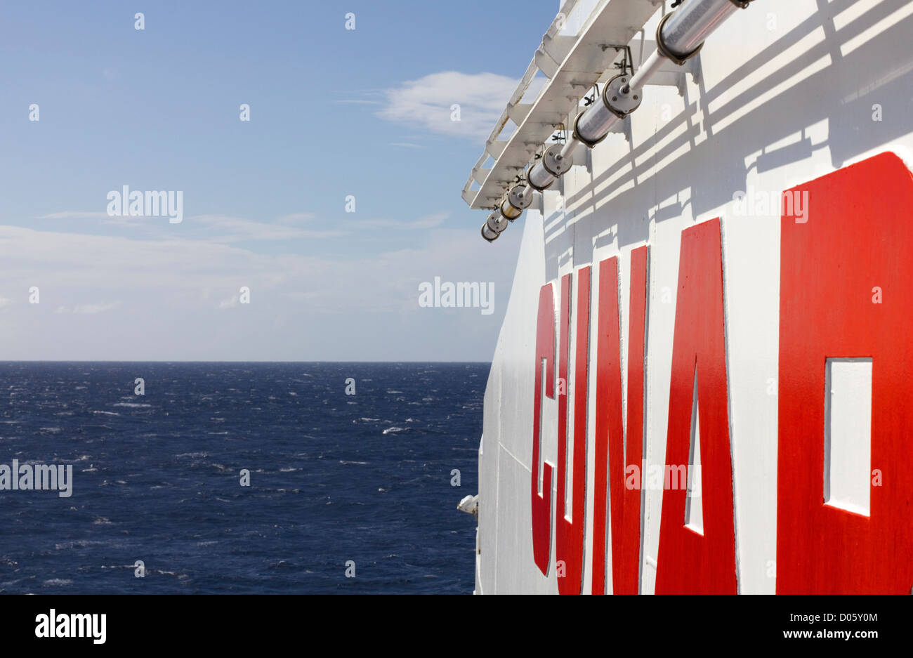 Logo Cunard sur la poutre portuaire du navire de croisière RMS Queen Mary 2 dans le golfe de Gascogne Banque D'Images