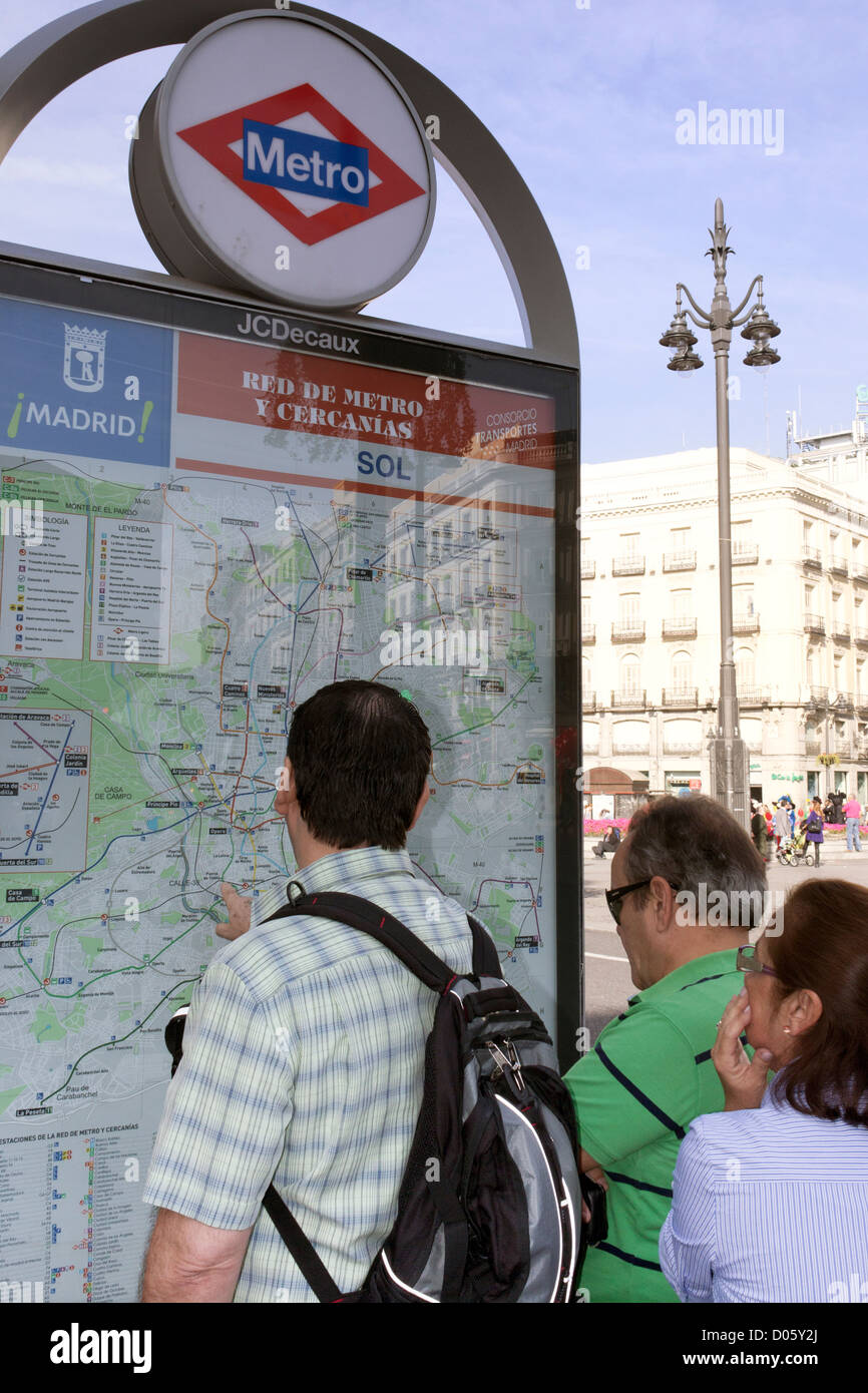 Madrid, Espagne. Les touristes à la recherche d'instructions sur plan du métro. Banque D'Images