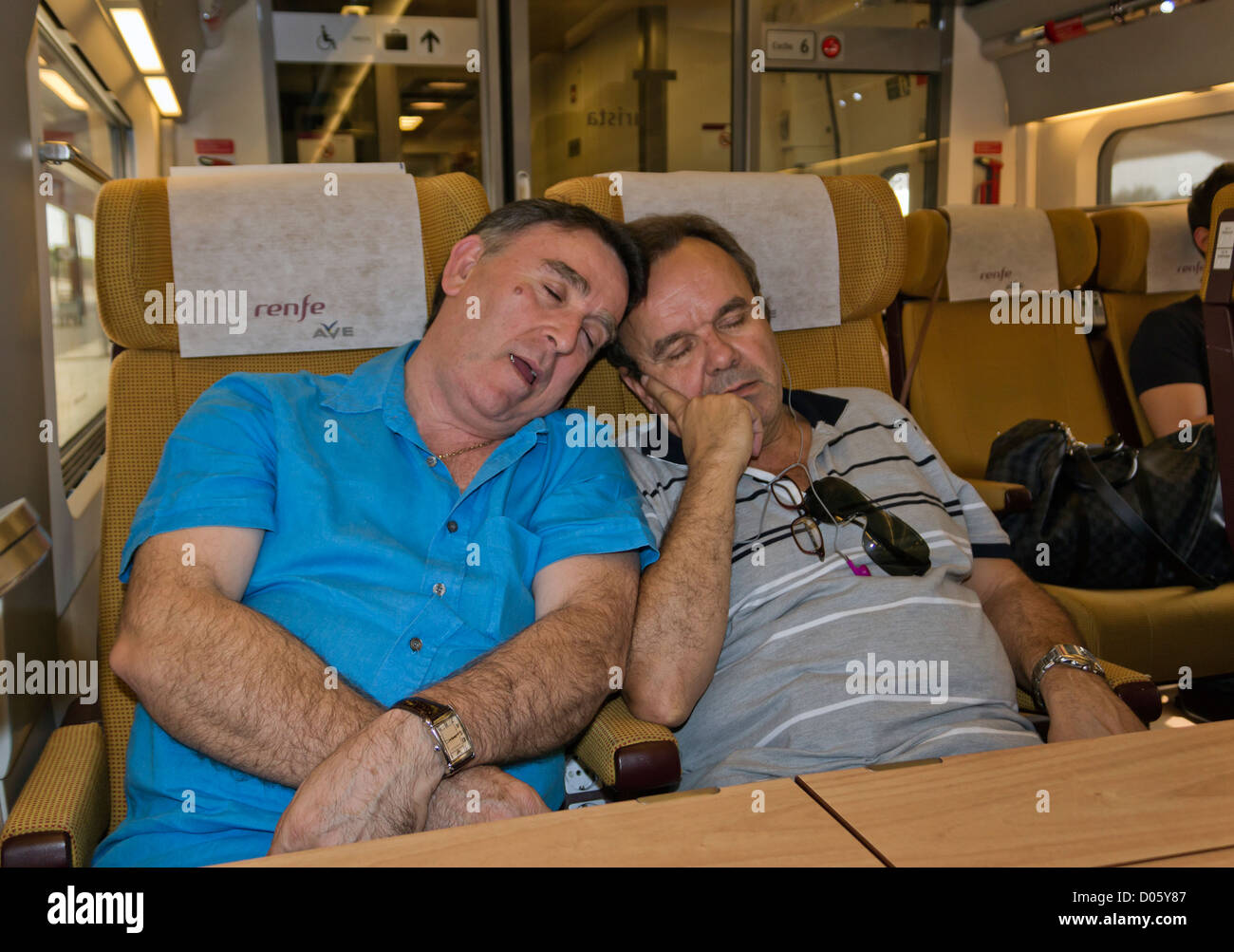 Deux hommes endormis sur l'espagnol de trains à grande vitesse AVE. Banque D'Images