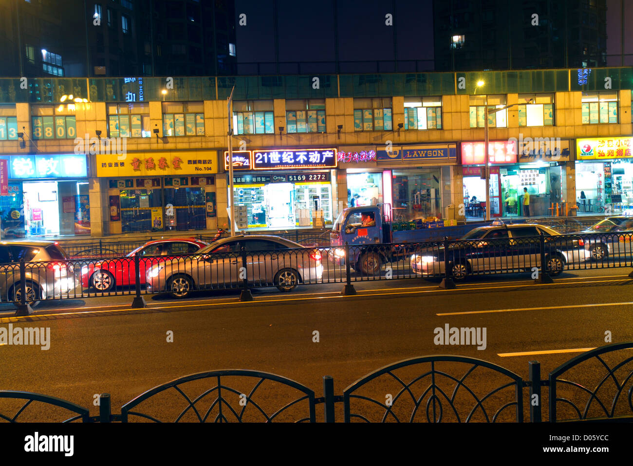 Shanghai Chine,quartier chinois Huangpu,South Xizang Road,Mandarin,hanzi,personnages,symboles,petites entreprises,quartier,trafic,nuit,China121006178 Banque D'Images