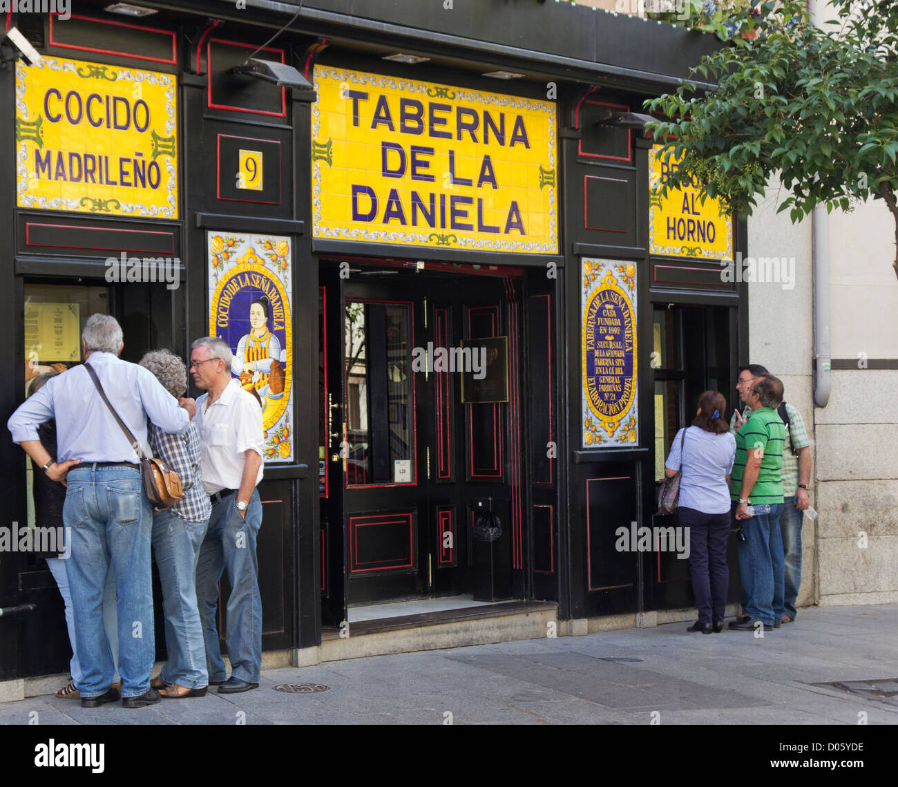 La Calle de la Cuchilleros, Madrid, Espagne. Taberna de la Daniela, restaurant célèbre pour son plat. cocido Espagnol Banque D'Images