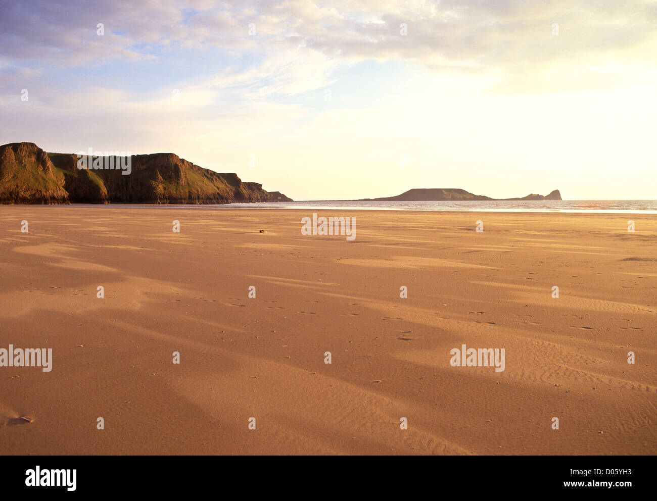 La tête du ver de Rhossili beach au coucher du soleil avec des schémas inhabituels dans le sable en premier plan Gower Peninsula South Wales UK Banque D'Images
