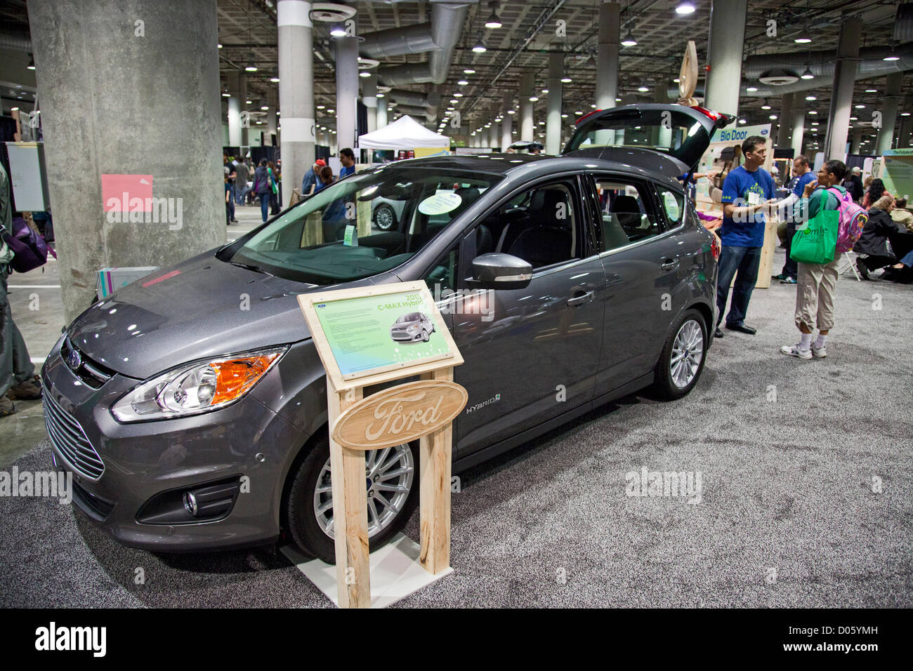 Los Angeles, Californie, USA. 17 novembre 2012. 2013 Ford C-Max véhicule hybride. Le Los Angeles Green Festival a eu lieu le 17 novembre 2012, à la LA Convention Center. Le Festival a présenté des centaines d'exposants et de la communauté des organisations environnementales, des dizaines d'intervenants, des démonstrations à faire vous-même des séminaires et de nombreuses activités pour les enfants et les adultes. Los Angeles, Californie, USA Banque D'Images