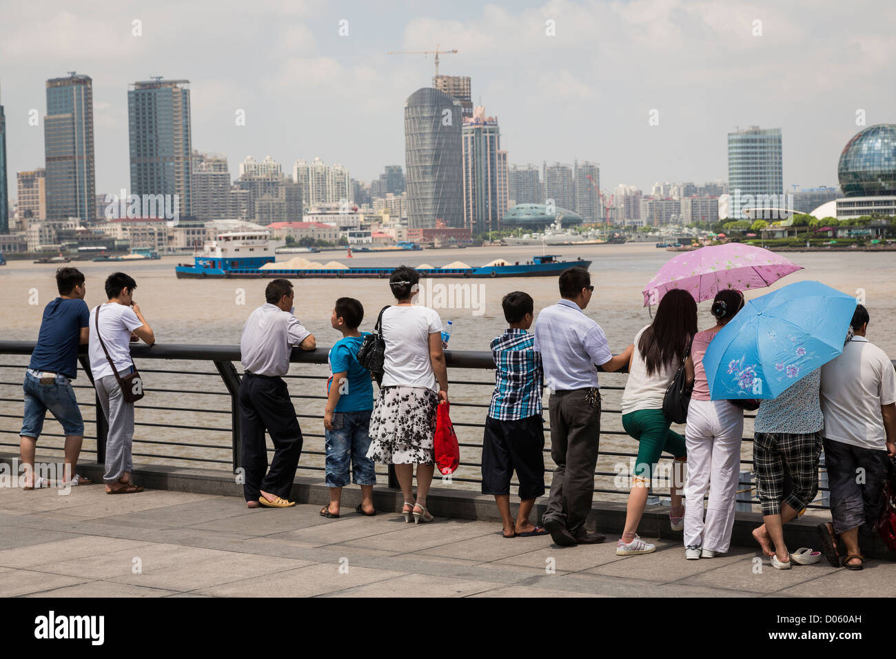 Les gens regardent la rivière Huangpu activité le long du Bund, Shanghai, Chine Banque D'Images