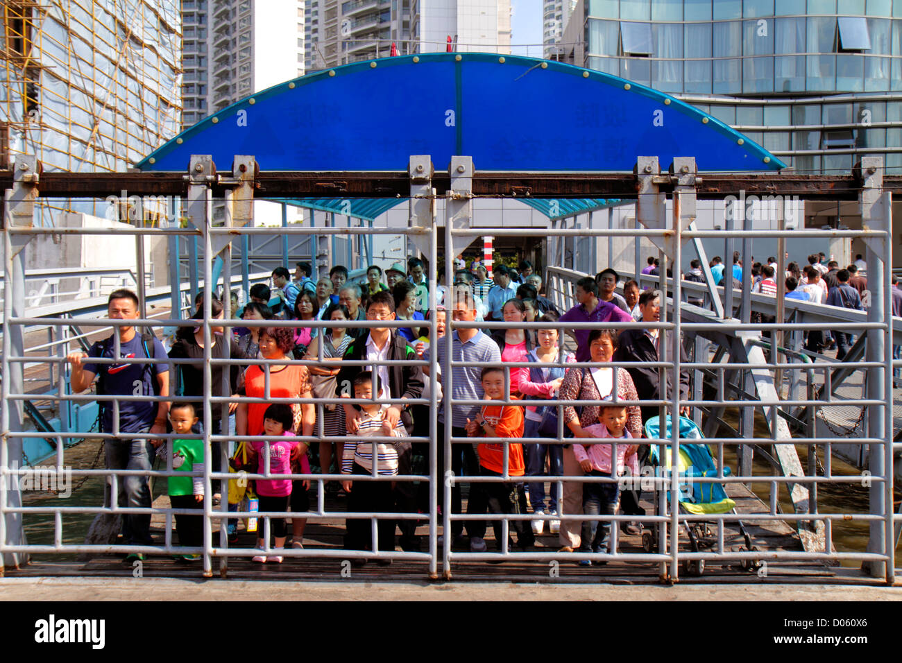 Shanghai Chine, rivière Huangpu chinoise, district de Pudong Xin Quinn, Jinling East Road Dongchang Road Ferry, rampe d'embarquement, passagers cavaliers, Banque D'Images