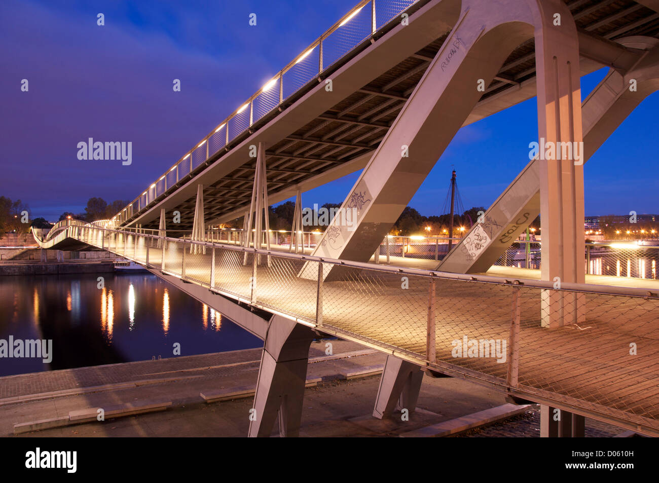 Les ponts de Paris. La nouvelle passerelle Simone-de-Beauvoir passerelle franchit la Seine, à la Bibliothèque François-Mitterrand, à Paris, France. Banque D'Images