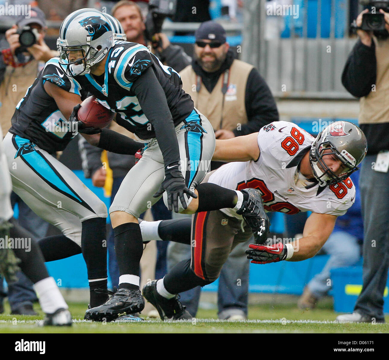 18 novembre 2012 - Floride, États-Unis - Panthers de coffre Haruki Nakamura (43) intercepte une passe de quarterback Josh Freeman (5) au cours du troisième trimestre, la retournant 18 yards comme Tampa Bay Buccaneers tight end Luc Stocker (88) tente de l'arrêter. Deuxième moitié des heures supplémentaires et l'action : les Tampa Bay Buccaneers jouer les Panthers au stade Bank of America à Charlotte le dimanche. Les Tampa Bay Buccaneers gagné 27-21 en prolongation. (Crédit Image : © Daniel Wallace/Tampa Bay Times/ZUMAPRESS.com) Banque D'Images