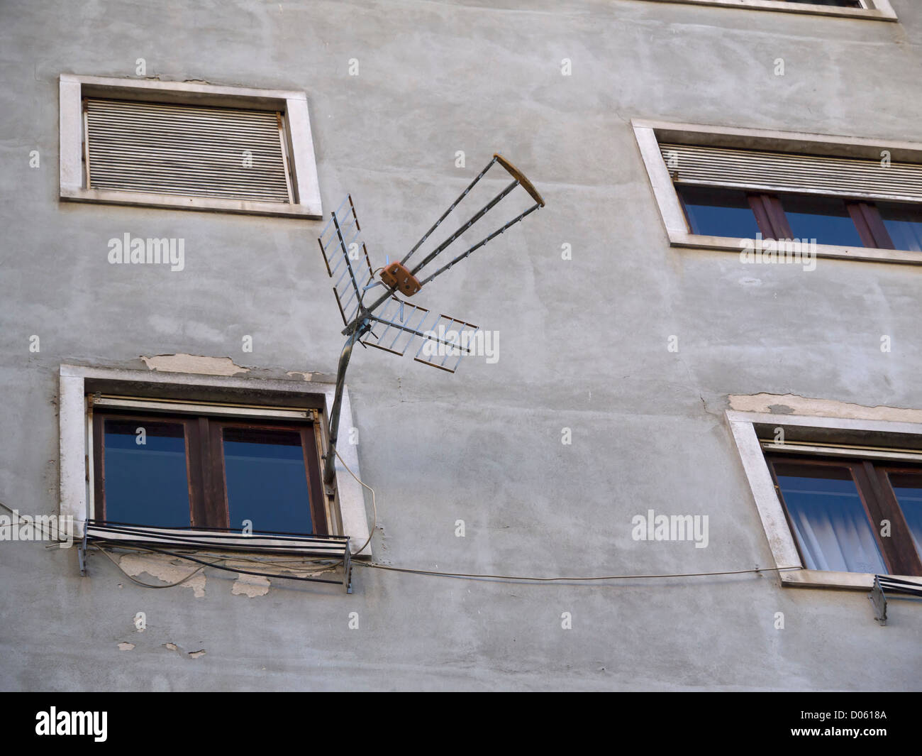 L'antenne TV sur le côté d'un immeuble Banque D'Images
