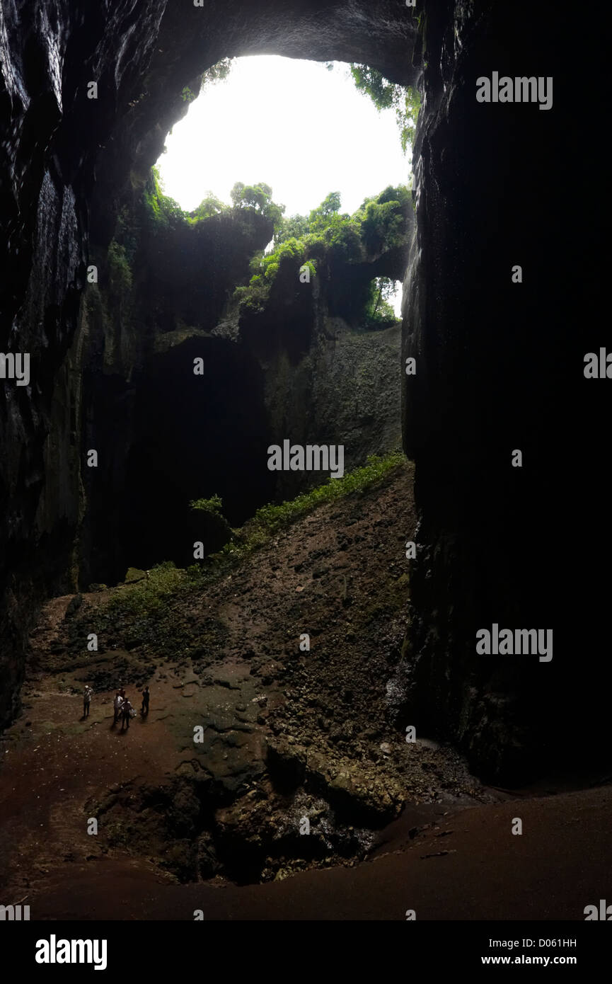 Les touristes dans les grottes de Gomantong, Sandakan, Bornéo Banque D'Images