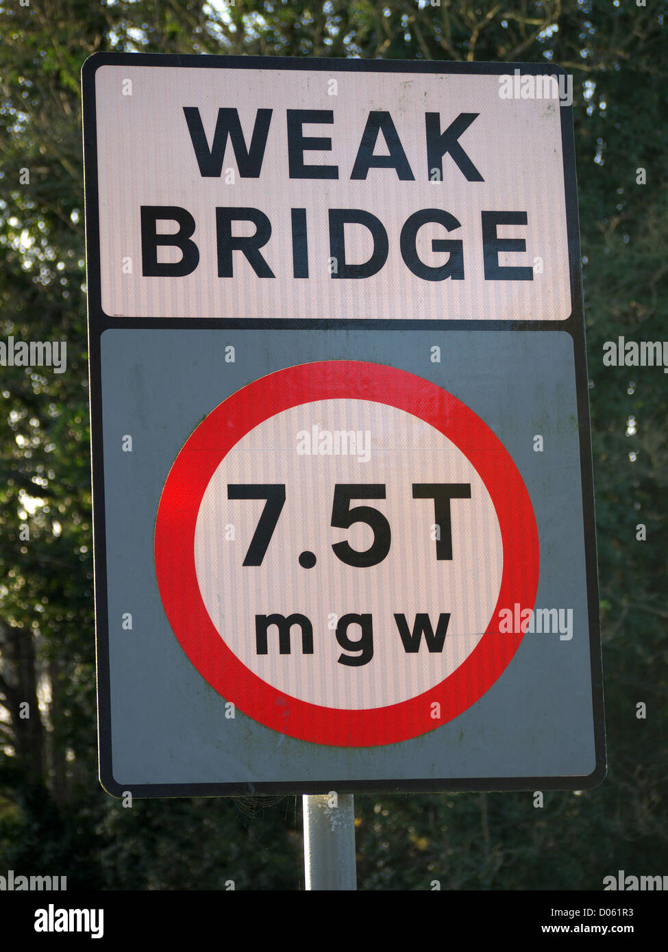 Un panneau routier d'un avertissement de faible pont avant Banque D'Images